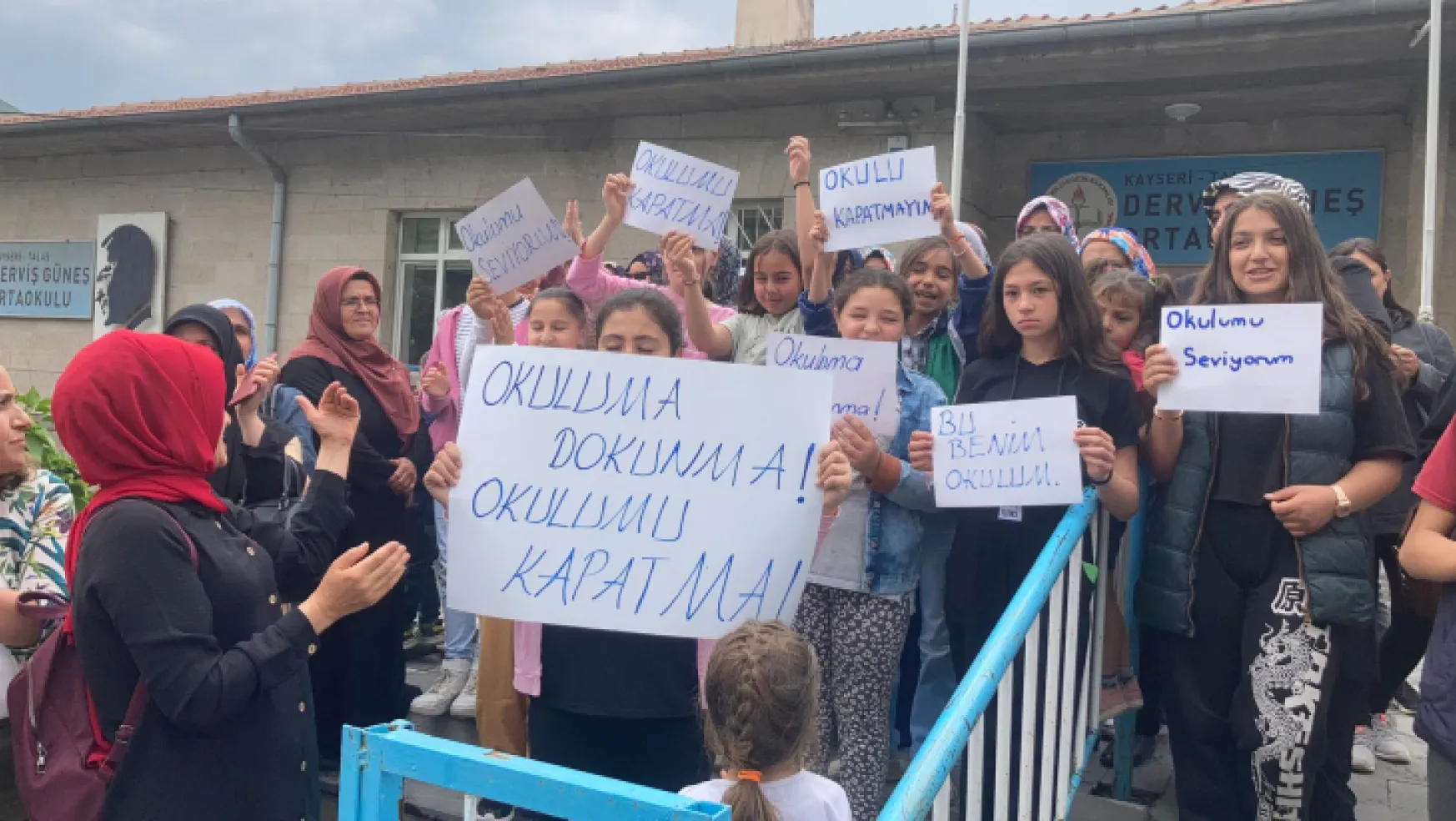 Derviş Güneş Ortaokulu öğrenci ve velileri kapatılma iddialarına karşın eylem yaptı