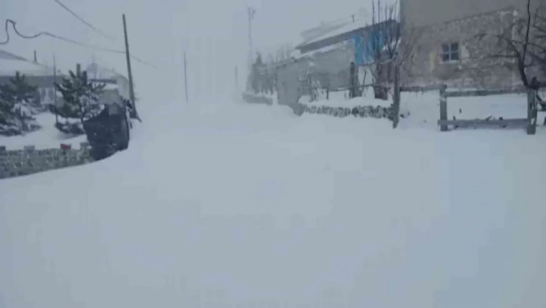 Develi ve Yahyalı'da yoğun kar ulaşımı aksattı
