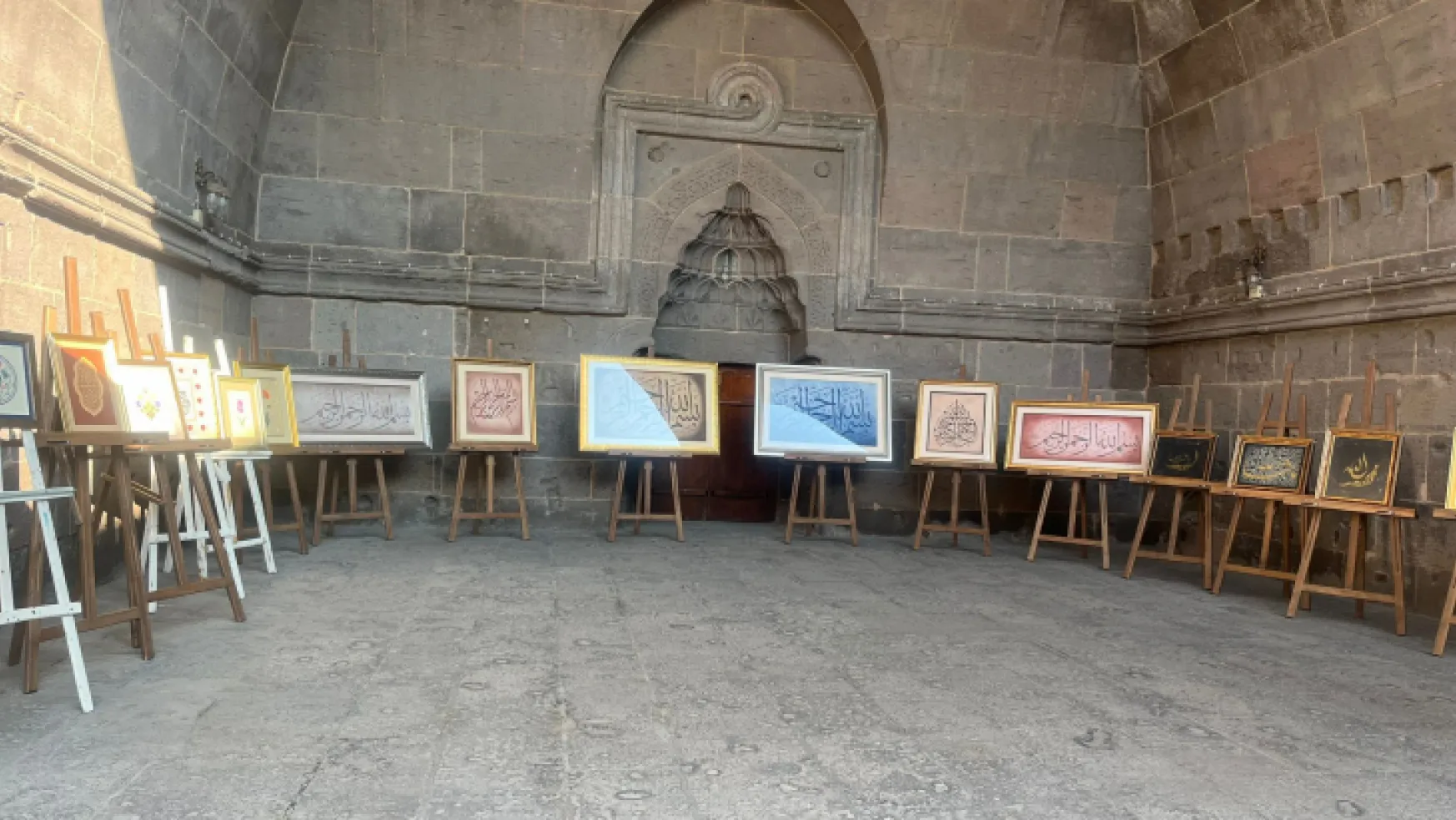 Ebru sanatçısı Öksüz, ilk kişisel sergisini tarihi medresede açtı