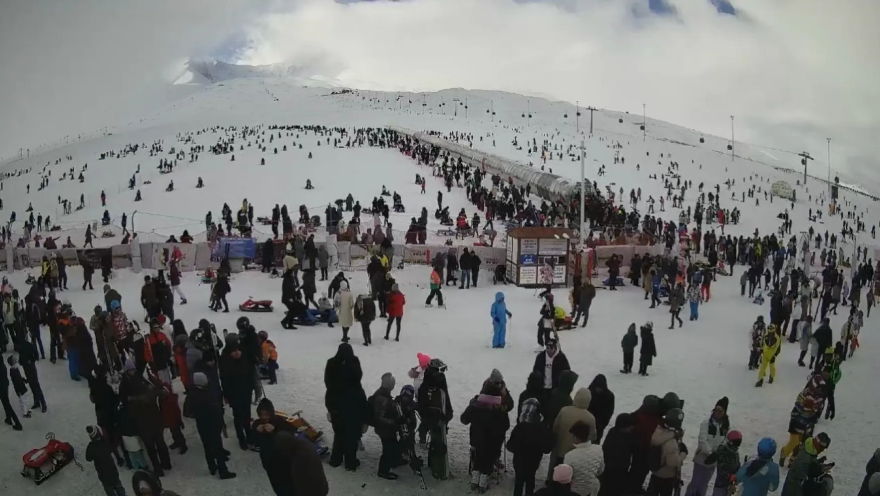 Erciyes'e rekor ziyaretçi: 'İğne atsan yere düşmüyor'