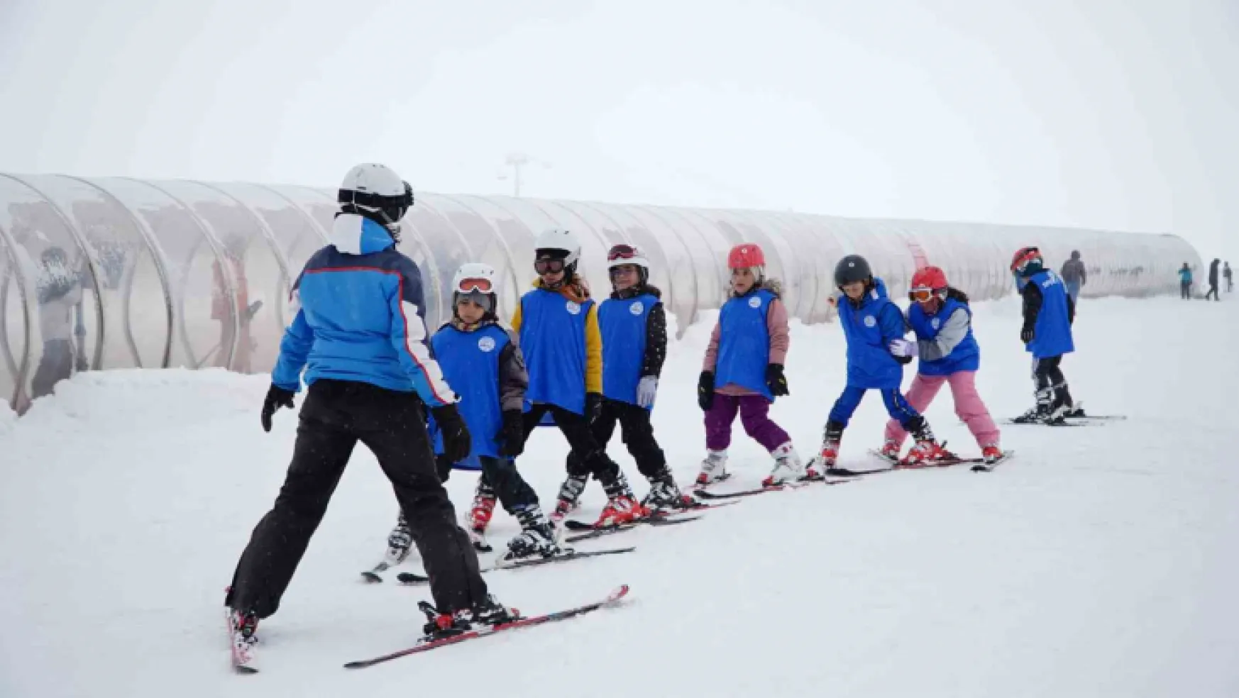 Erciyes Kayak Okulu'nda 200 kişiye kayak kursu