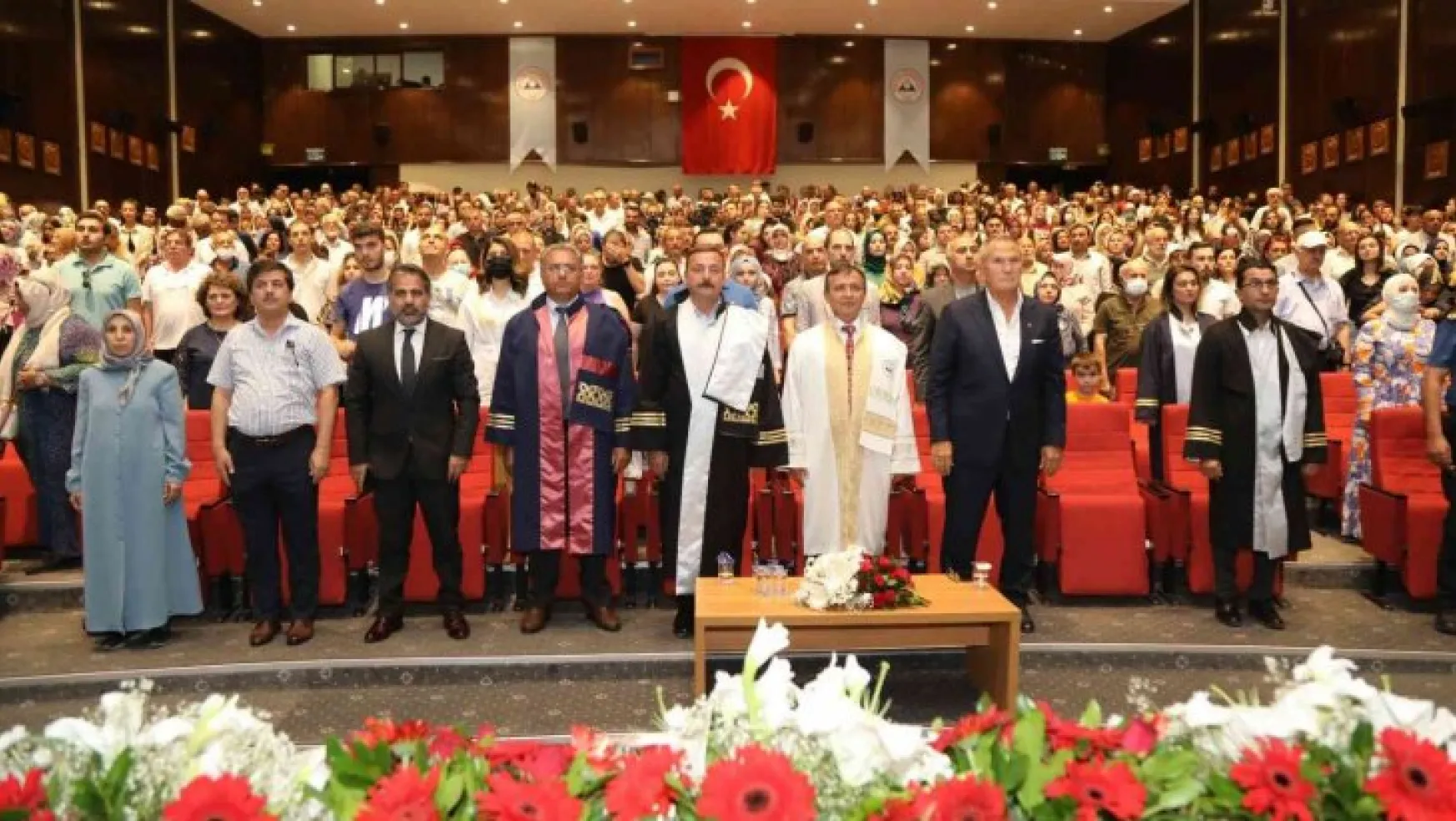 ERÜ İletişim Fakültesi yeni mezunlarını verdi