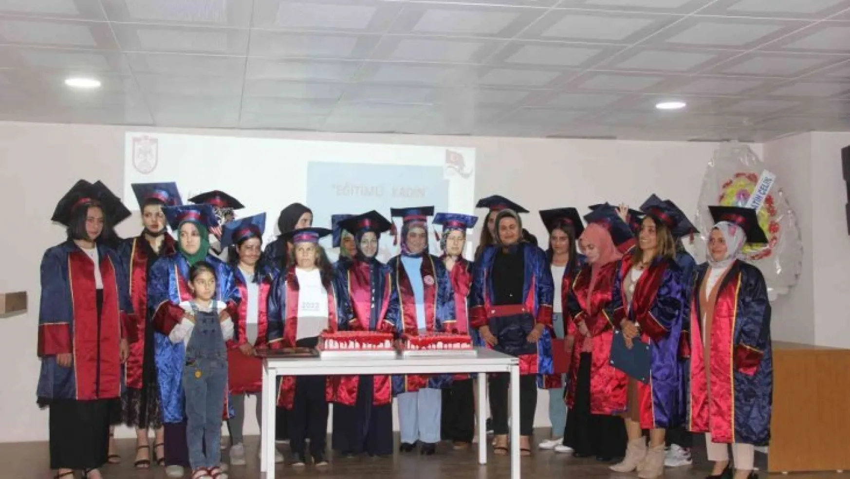 Ev hanımları mezuniyetlerini kep atarak kutladı