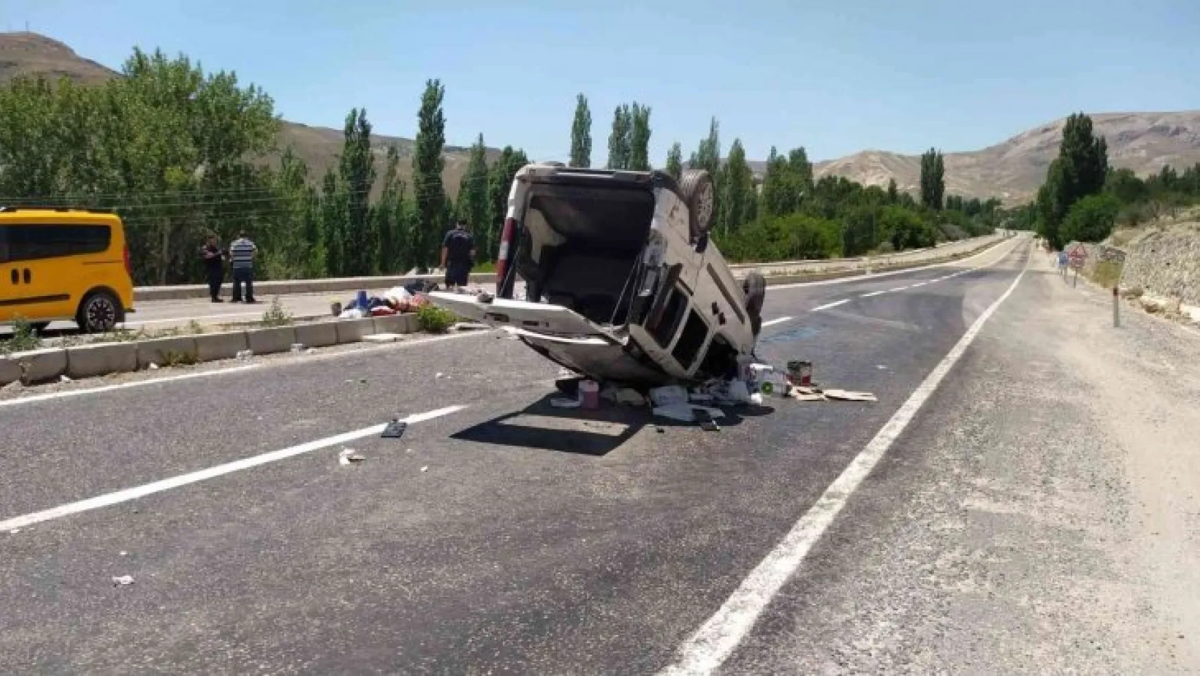 Hafif ticari araç takla attı: 2'si ağır 5 kişi yaralandı