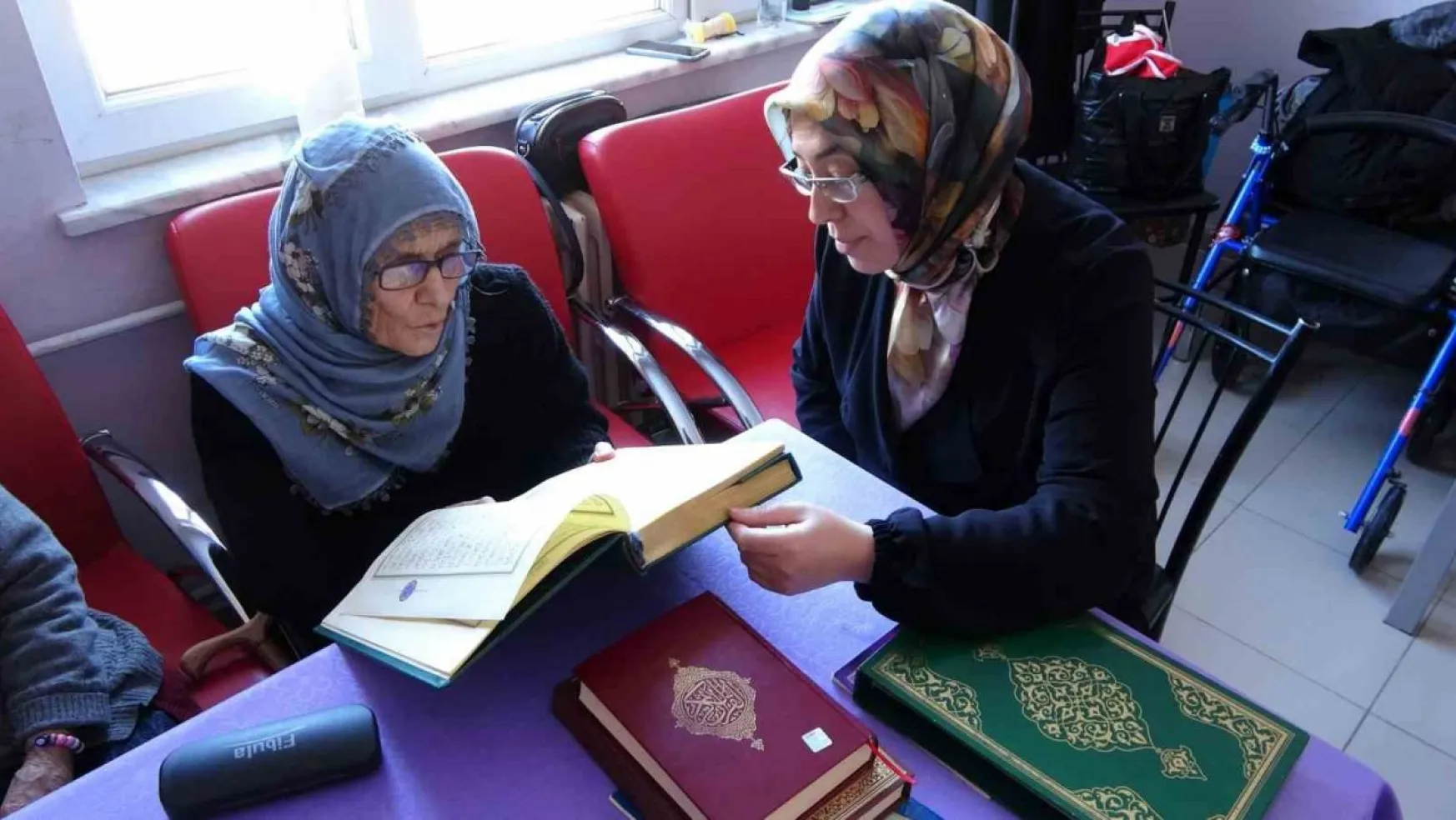 Huzurevindeki yaşlılar Kur'an-ı Kerim öğreniyor