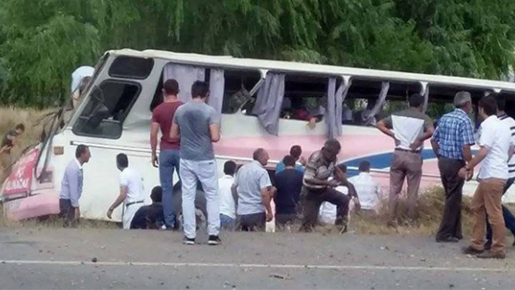 İşçileri taşıyan otobüs devrildi