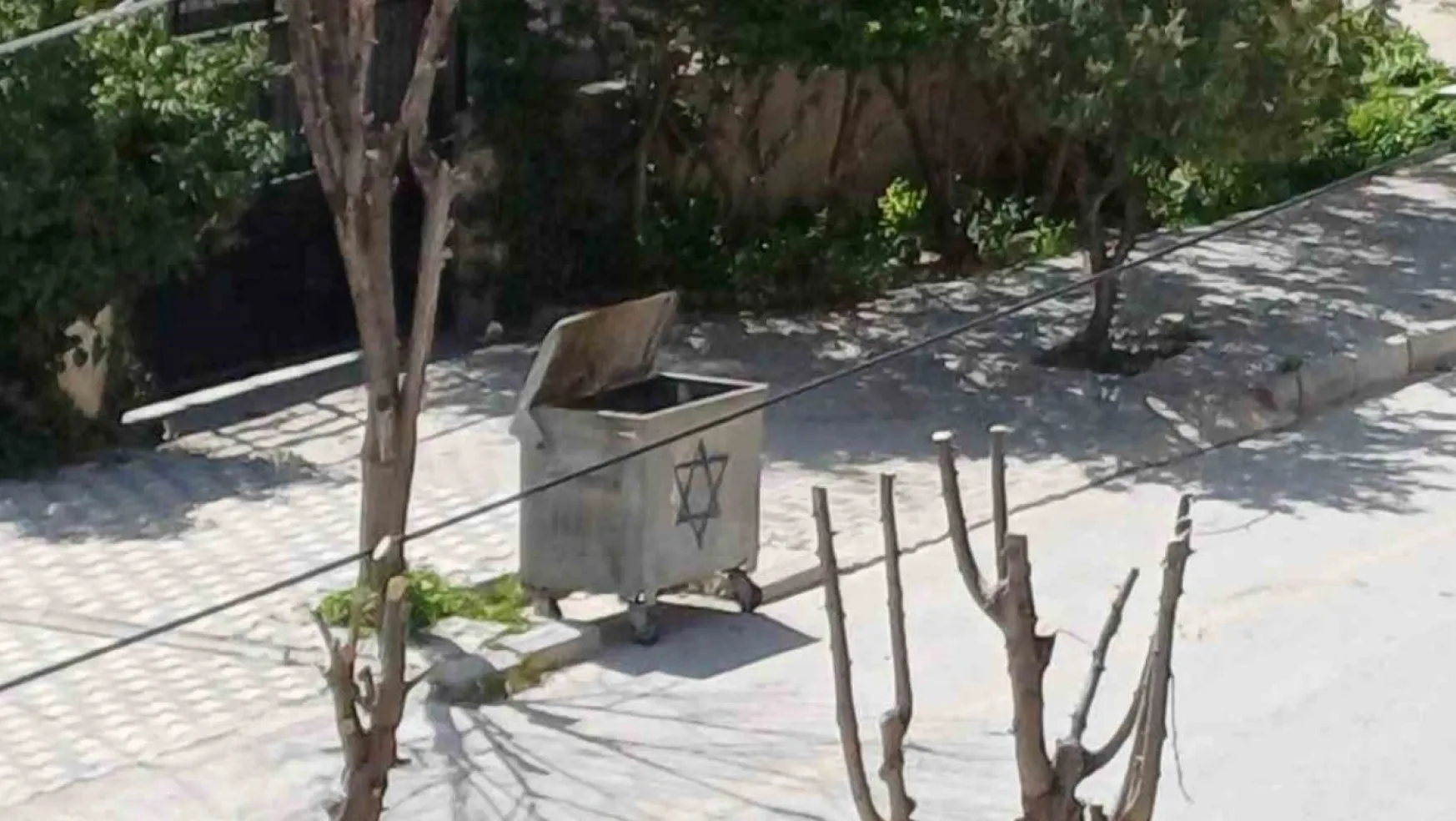 İsrail'i çöp konteynerine çizdikleri amblemle protesto ettiler