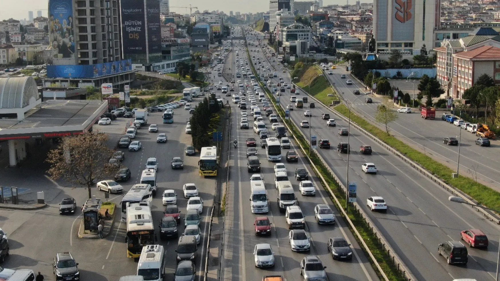 İstanbul'da bayram yoğunluğu: Trafikte uzun kuyruklar oluştu