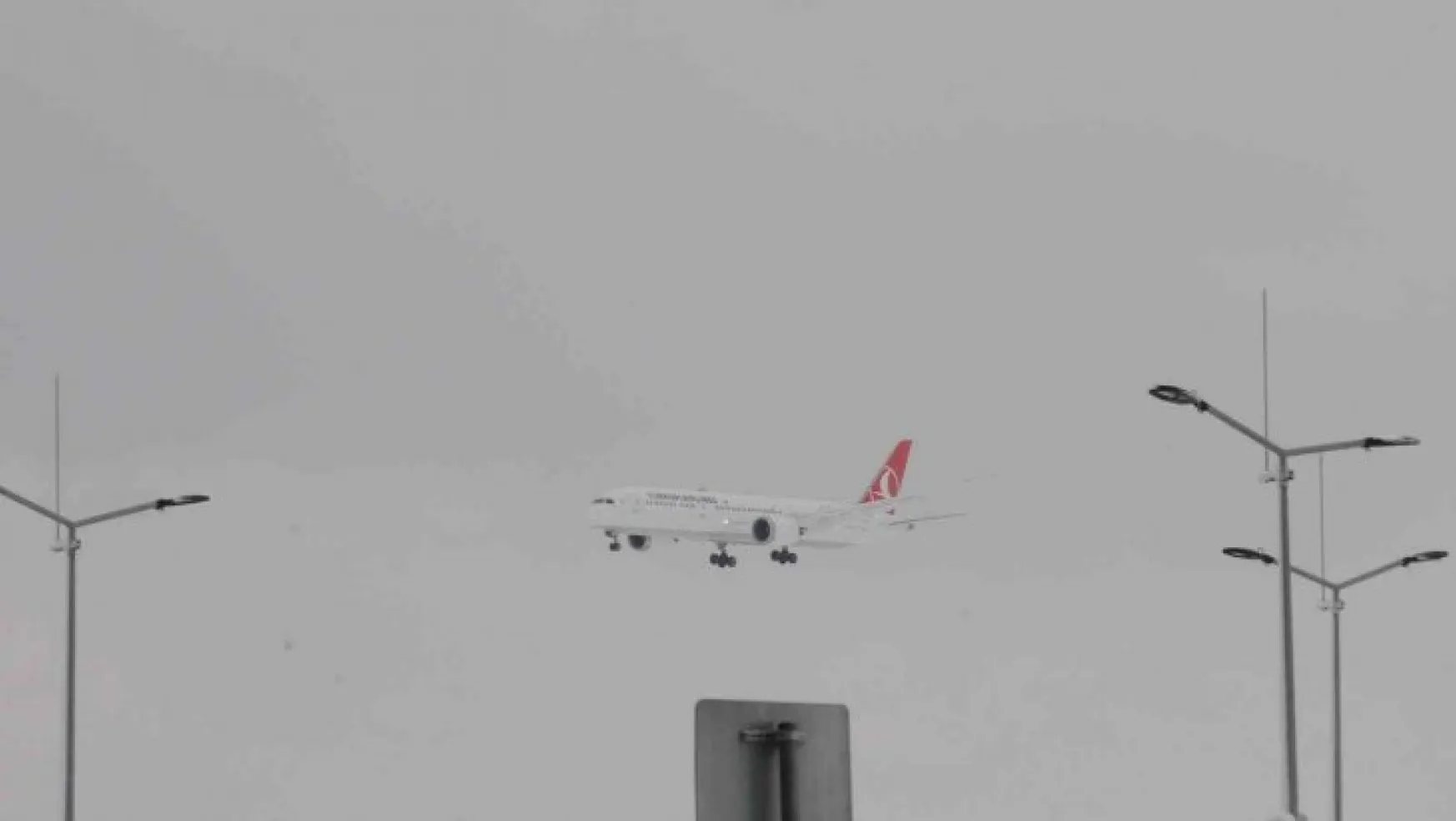 İstanbul Havalimanı'na 23 saat sonra ilk uçak indi