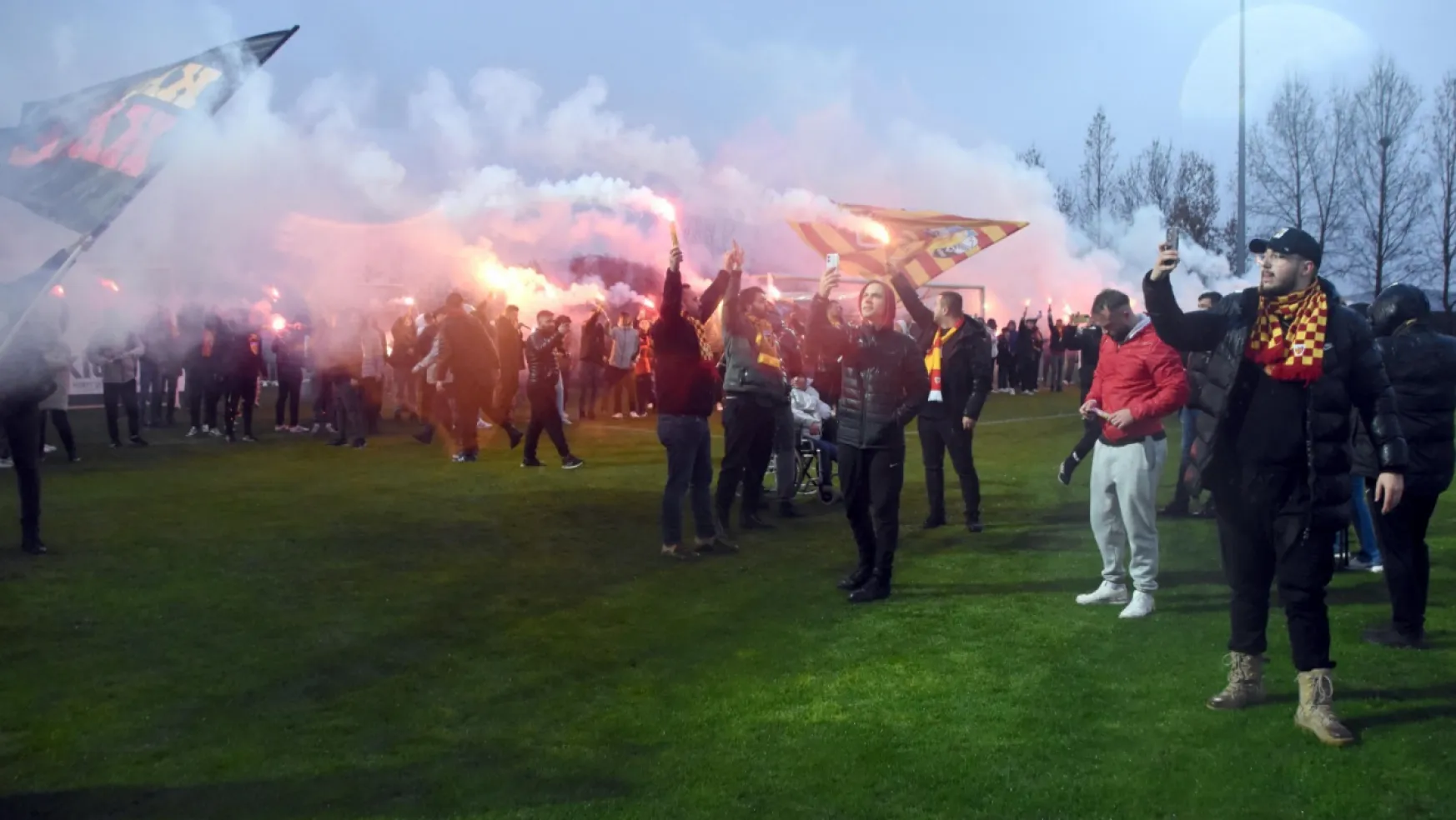 İstanbulspor maçı öncesi Kayserisporlu futbolculara taraftardan moral ziyareti
