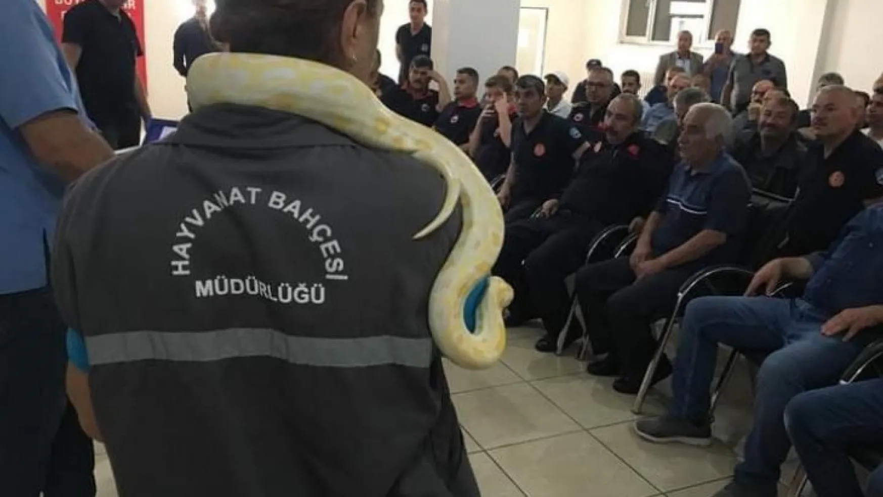 İtfaiye erlerine yılanlı eğitim