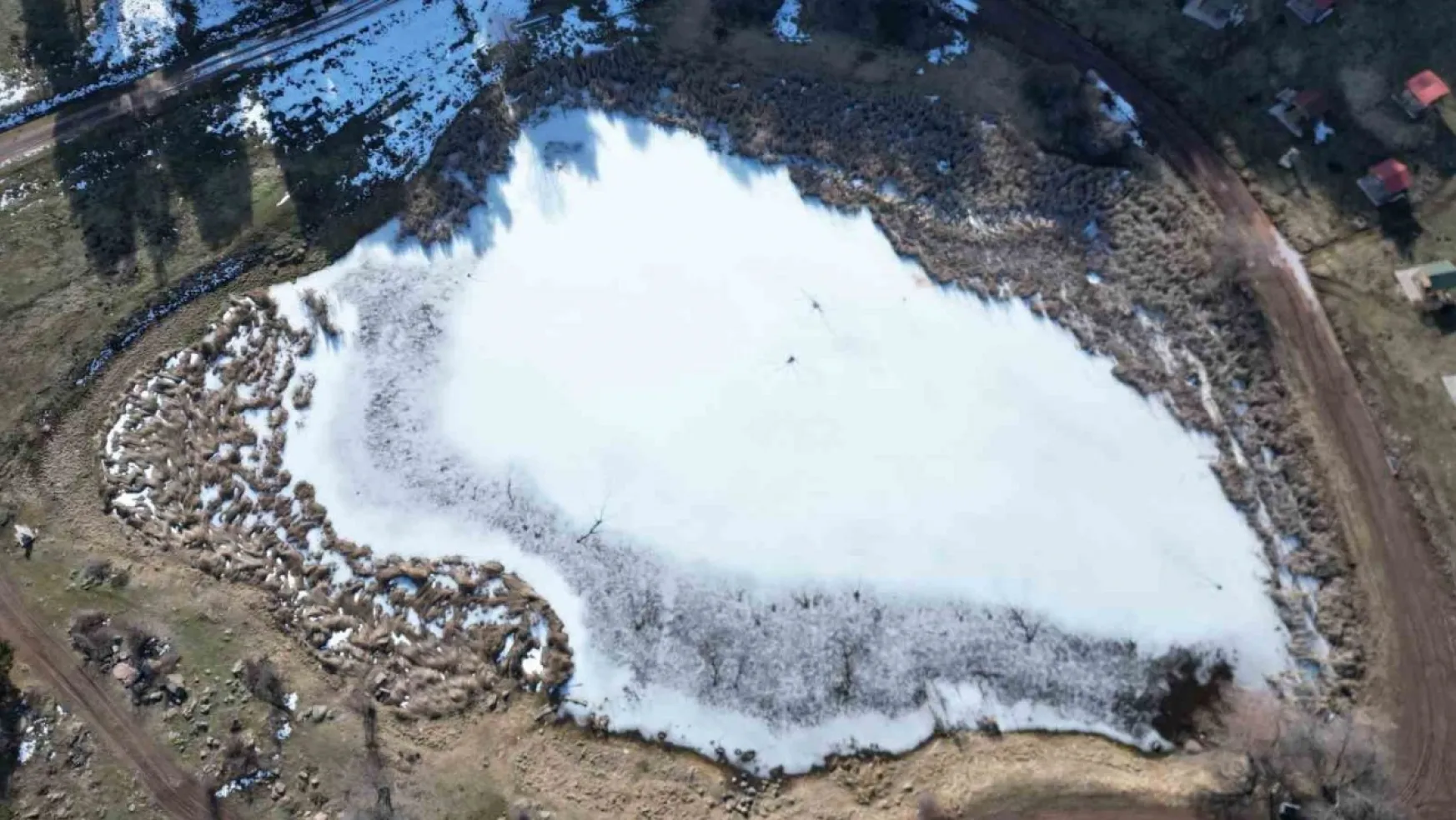 Kar yağmayan Sivas'ta göl buz tuttu