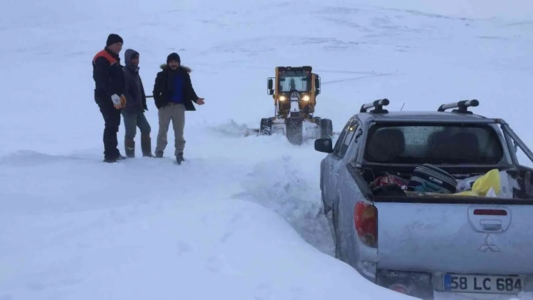 Karda mahsur kalan 10 kişiyi ekipler kurtardı