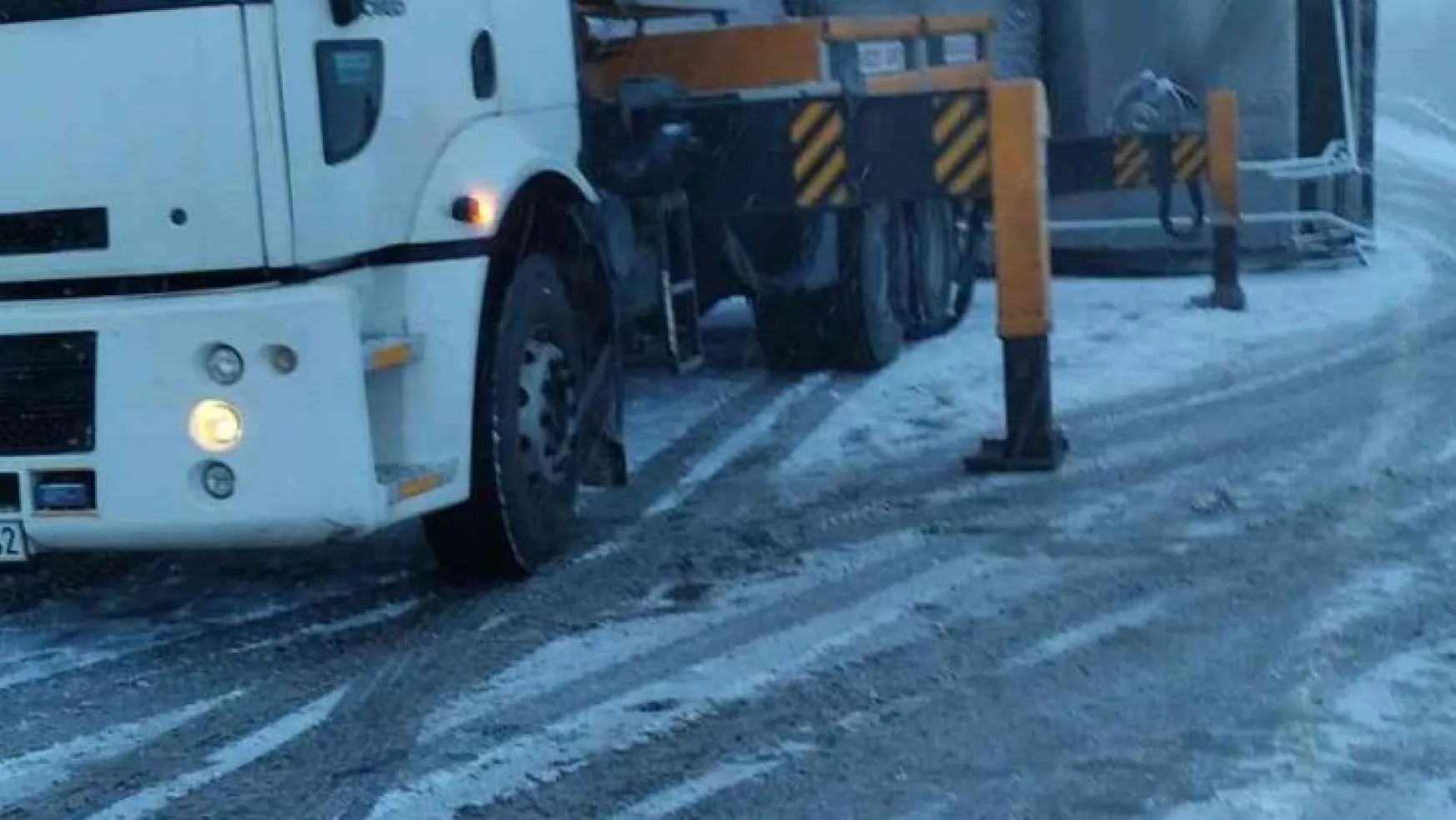 Kaygan yolda süt kamyonu devrildi: 1 yaralı