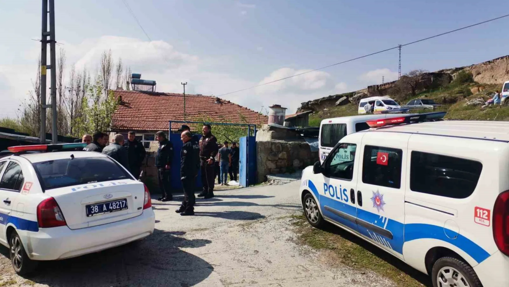 Argıncık'ta 2 genç evde ölü bulundu