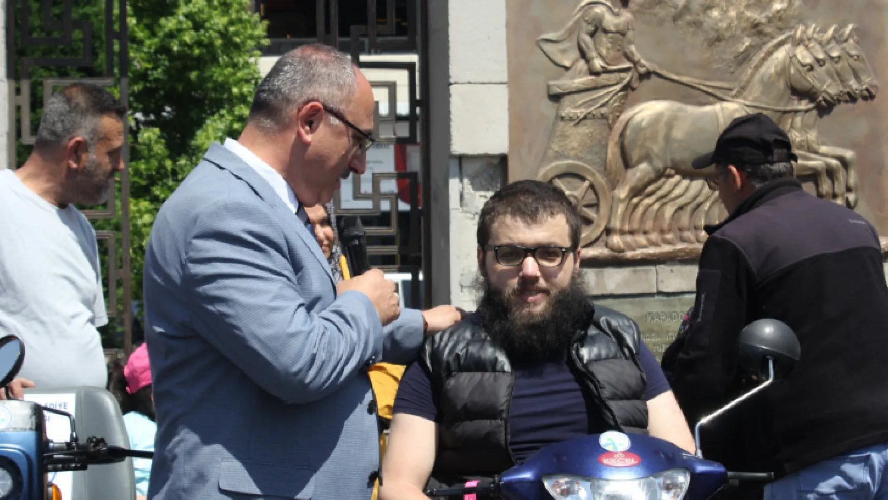 Kayseri'de engelli vatandaşlara akülü ve tekerlekli sandalye dağıtıldı