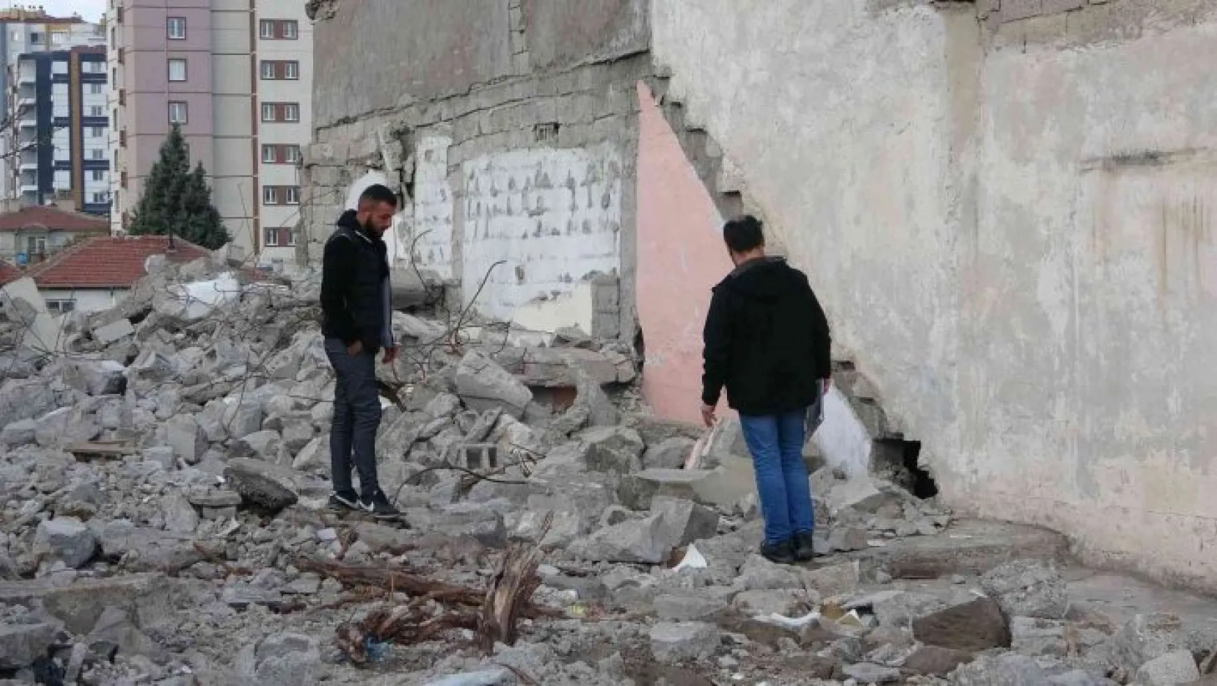 Kayseri'de evin duvarını delen hırsızlar 15 bin TL'yi çalıp kayıplara karıştı