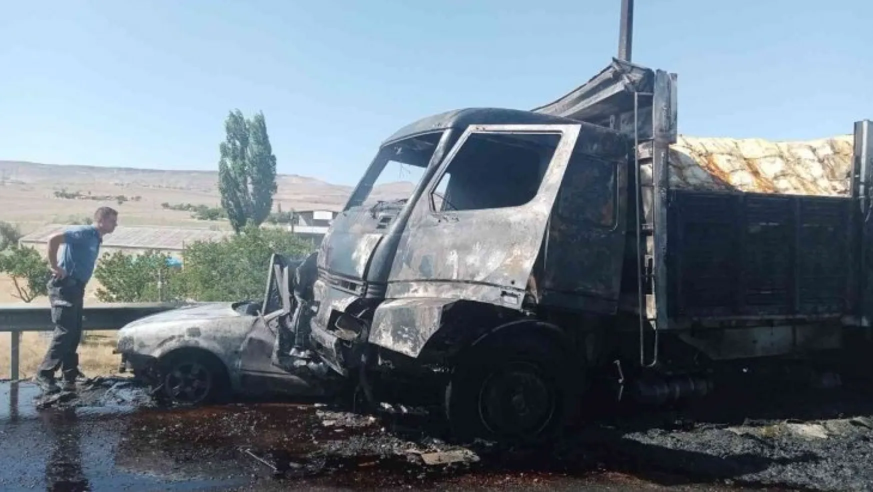 Kayseri'de feci kaza: Otomobilin içerisinde yanarak can verdiler (1)