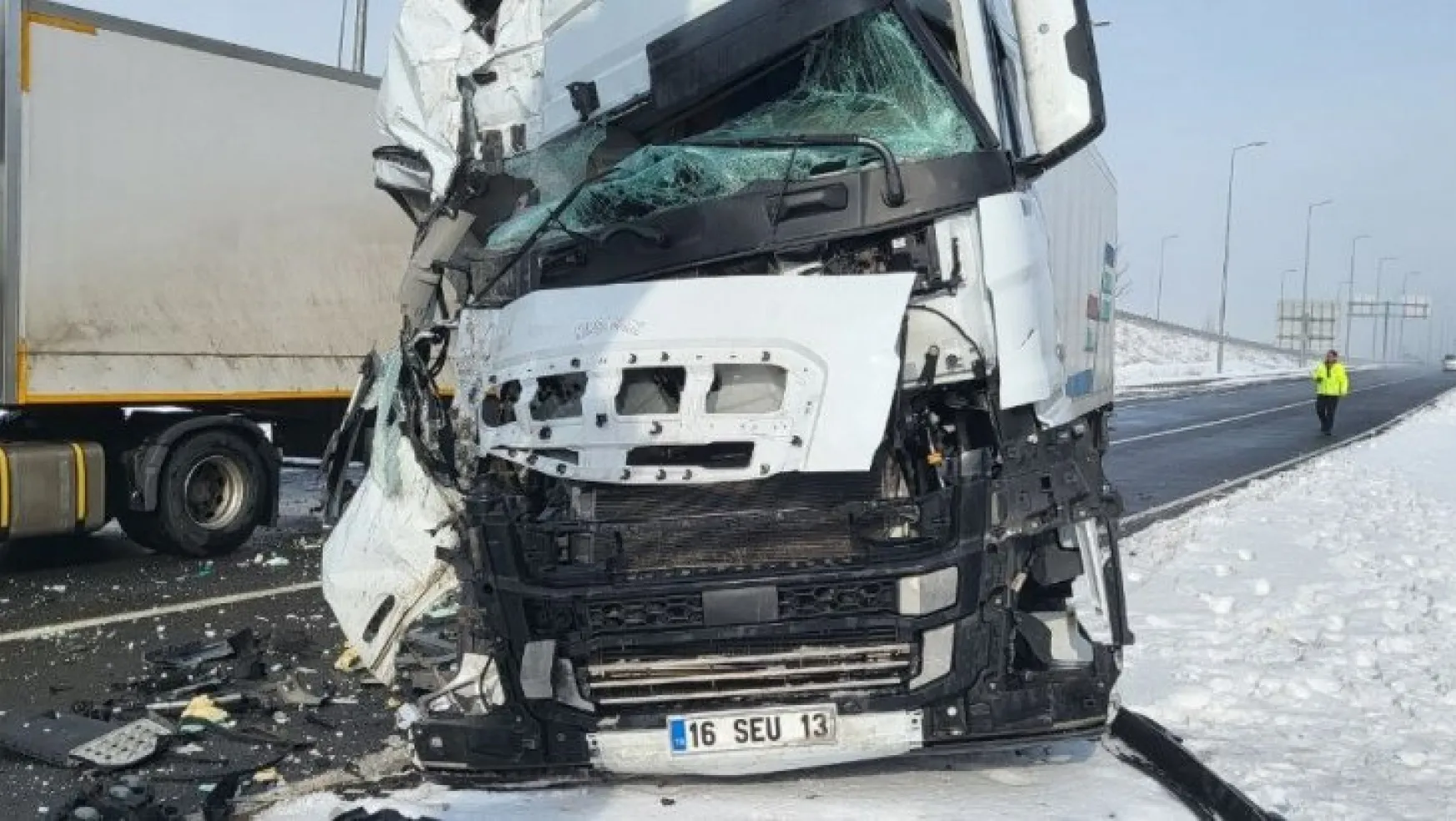 Kayseri'de feci kaza, tır kağıt gibi ezildi