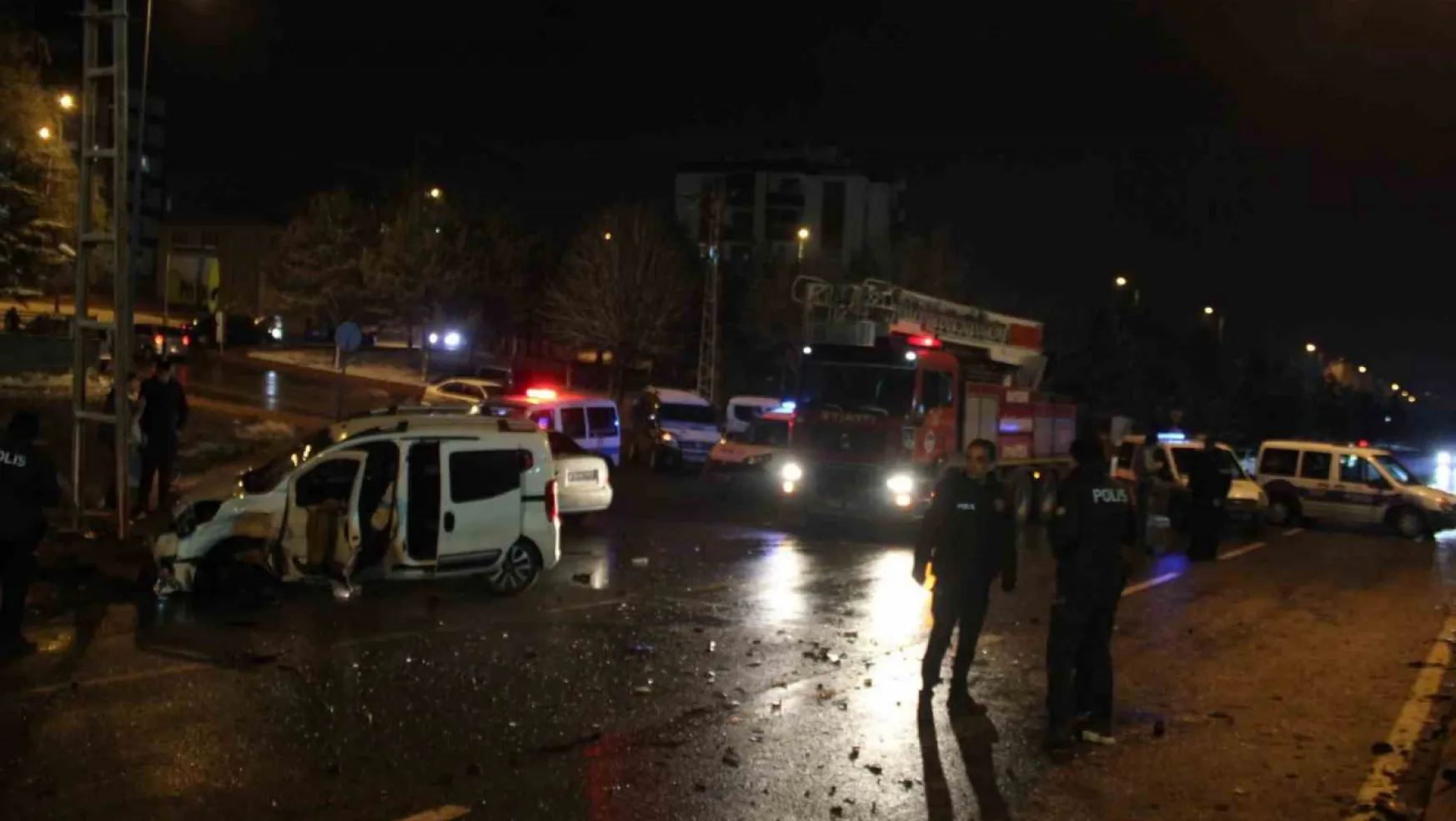 Kayseri'de hafif ticari araç ile pikap çarpıştı: 5 yaralı