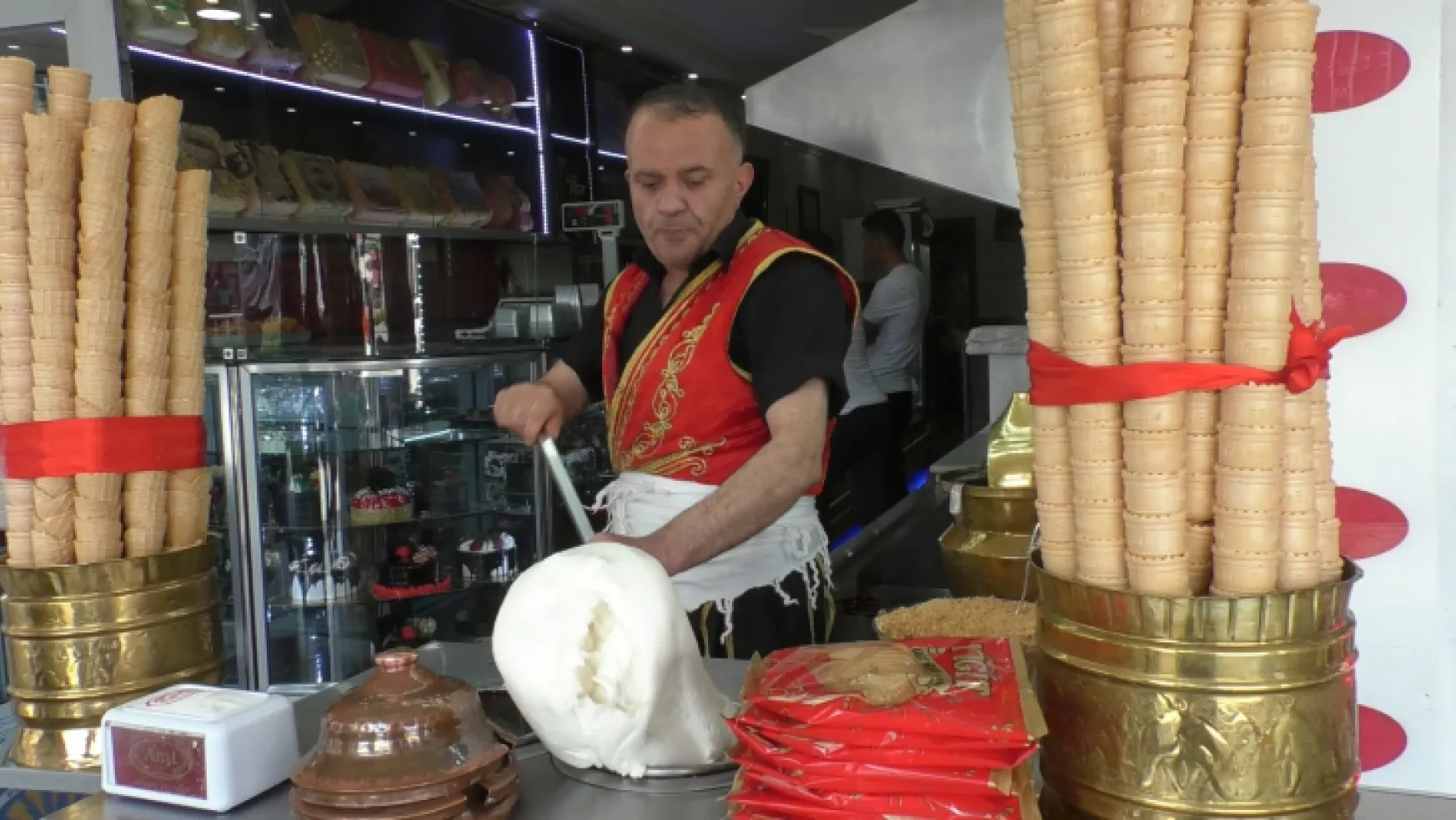 Kayseri'de havaların ısınmasıyla dondurma tezgâhları açıldı
