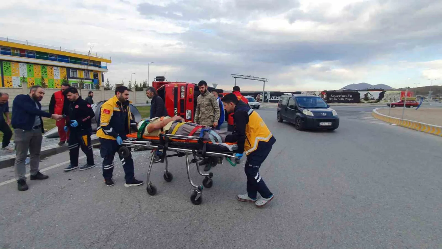 Kayseri'de ilginç kaza: Üzerindeki yük kamyoneti devirdi