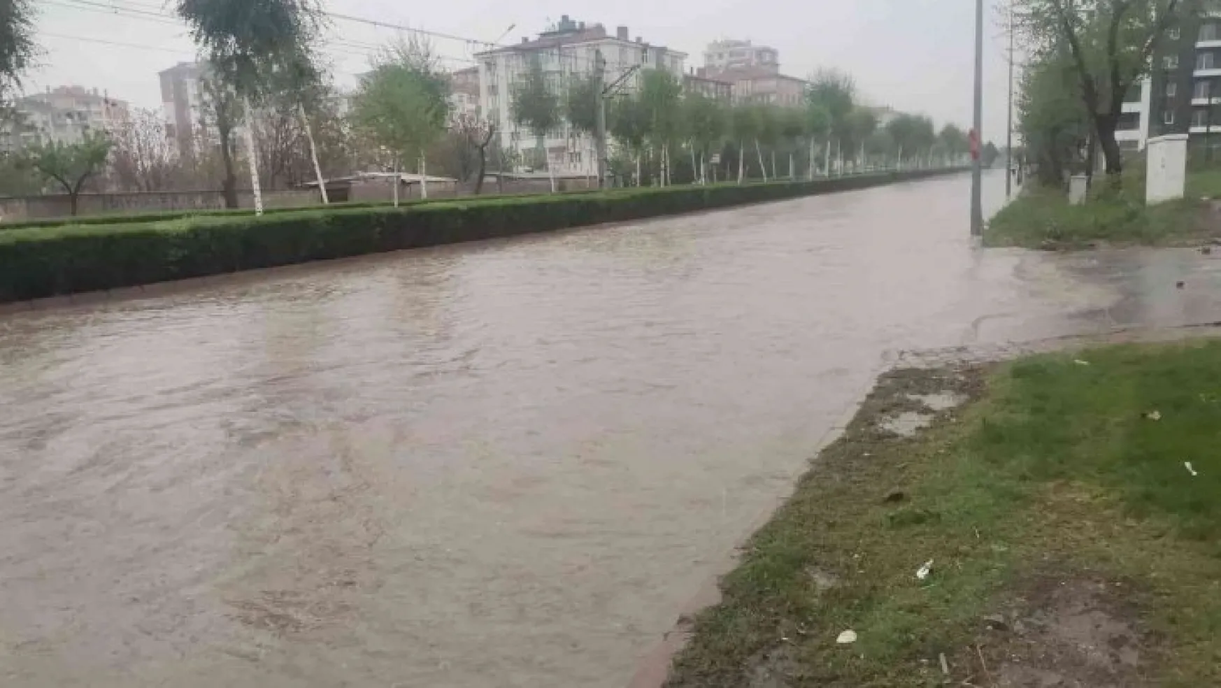 Kayseri'de sağanak yağış hayatı olumsuz etkiledi