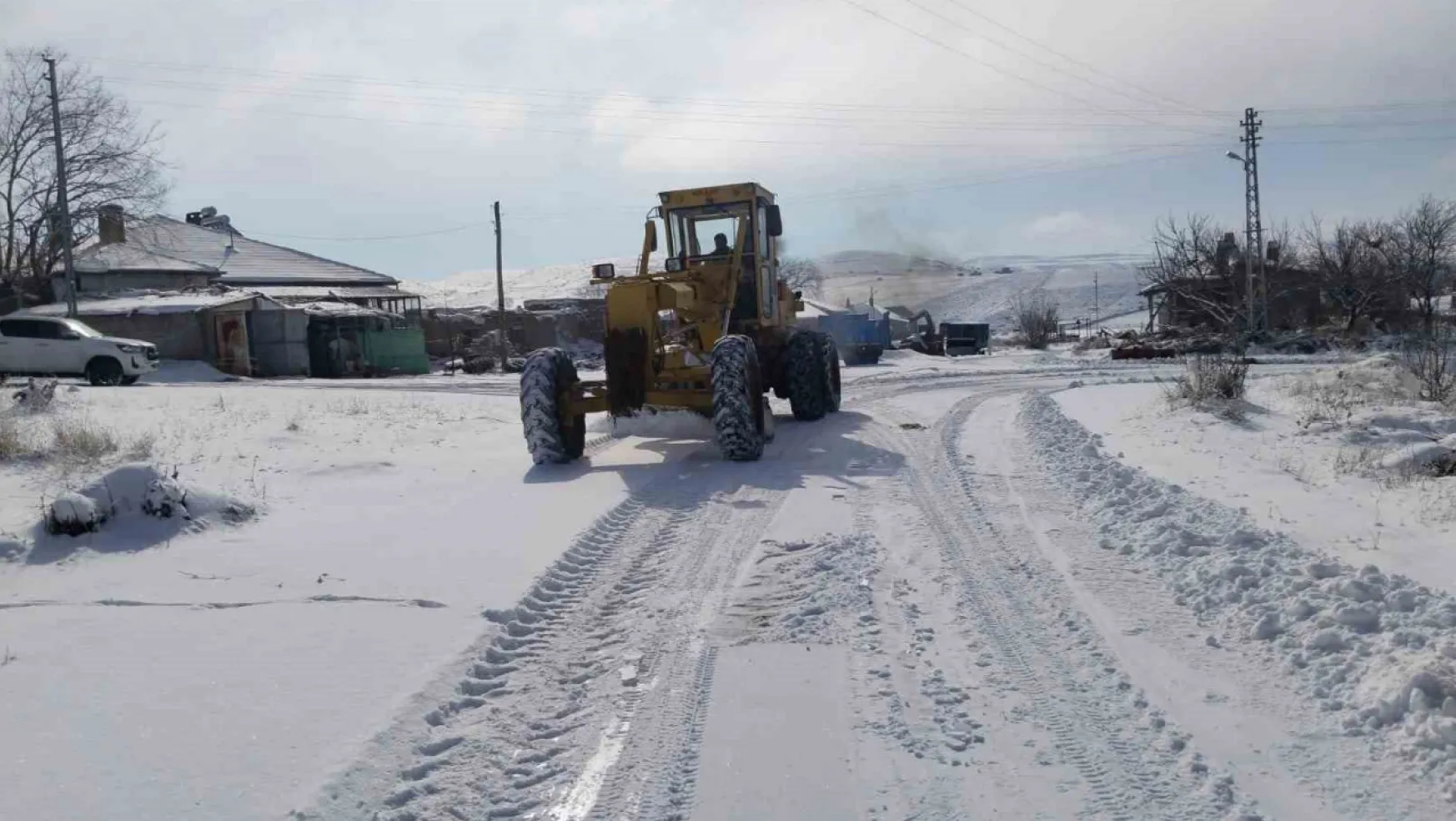 Kayseri'de ulaşıma kapanan 273 mahalle yolu açıldı