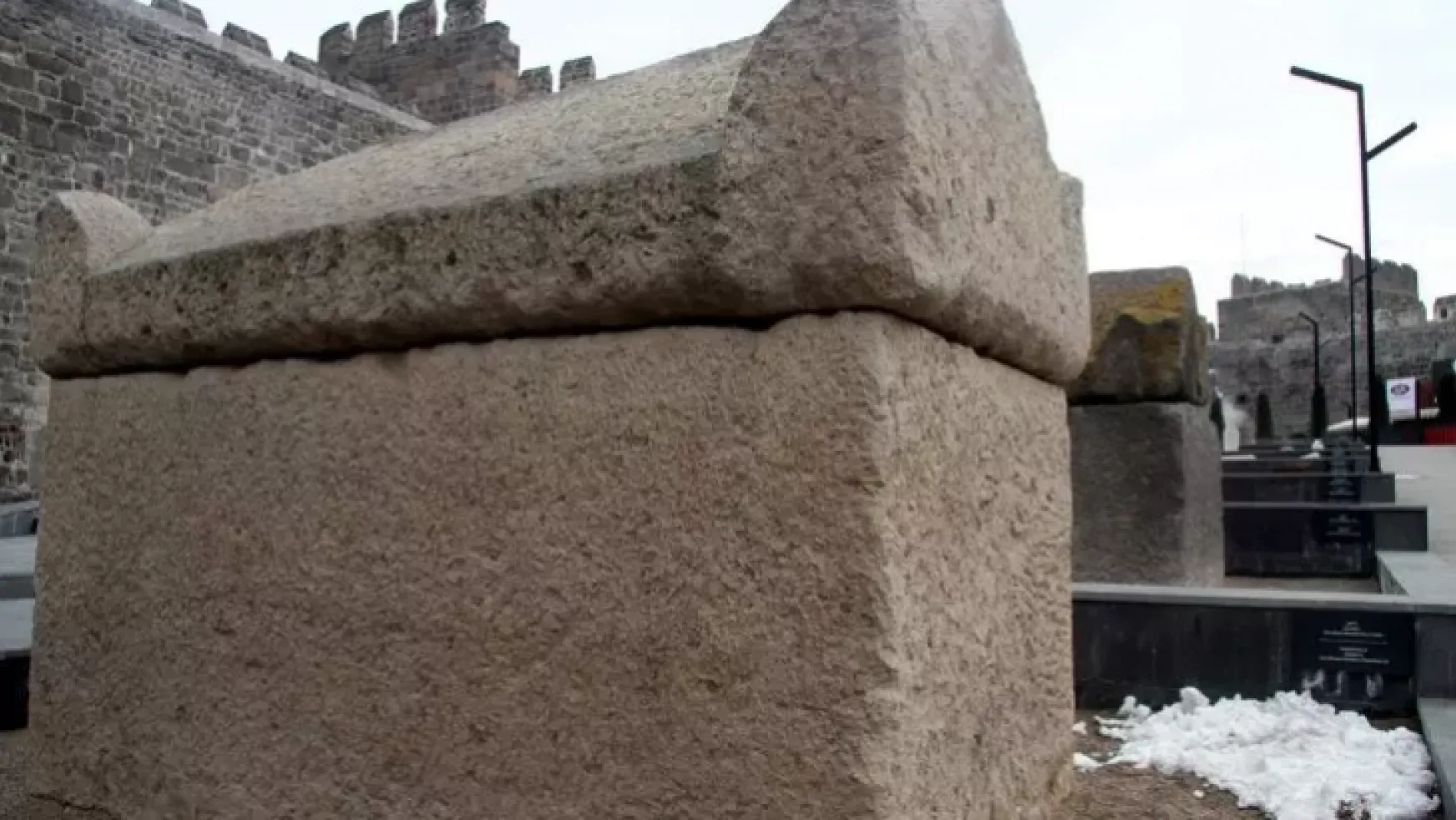Kayseri Kalesi'nde bulunan lahit mezar tarihe ışık tutuyor