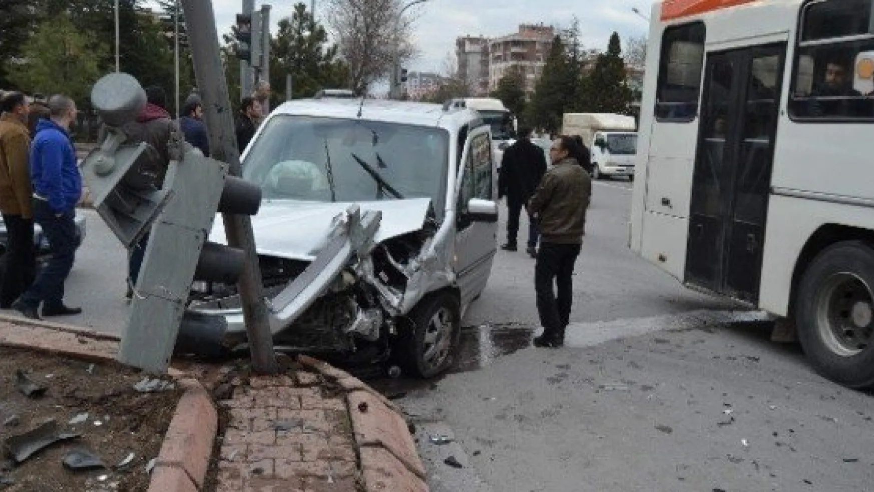 Kayseri'de 2 Otomobil Çarpıştı: 2 Yaralı 