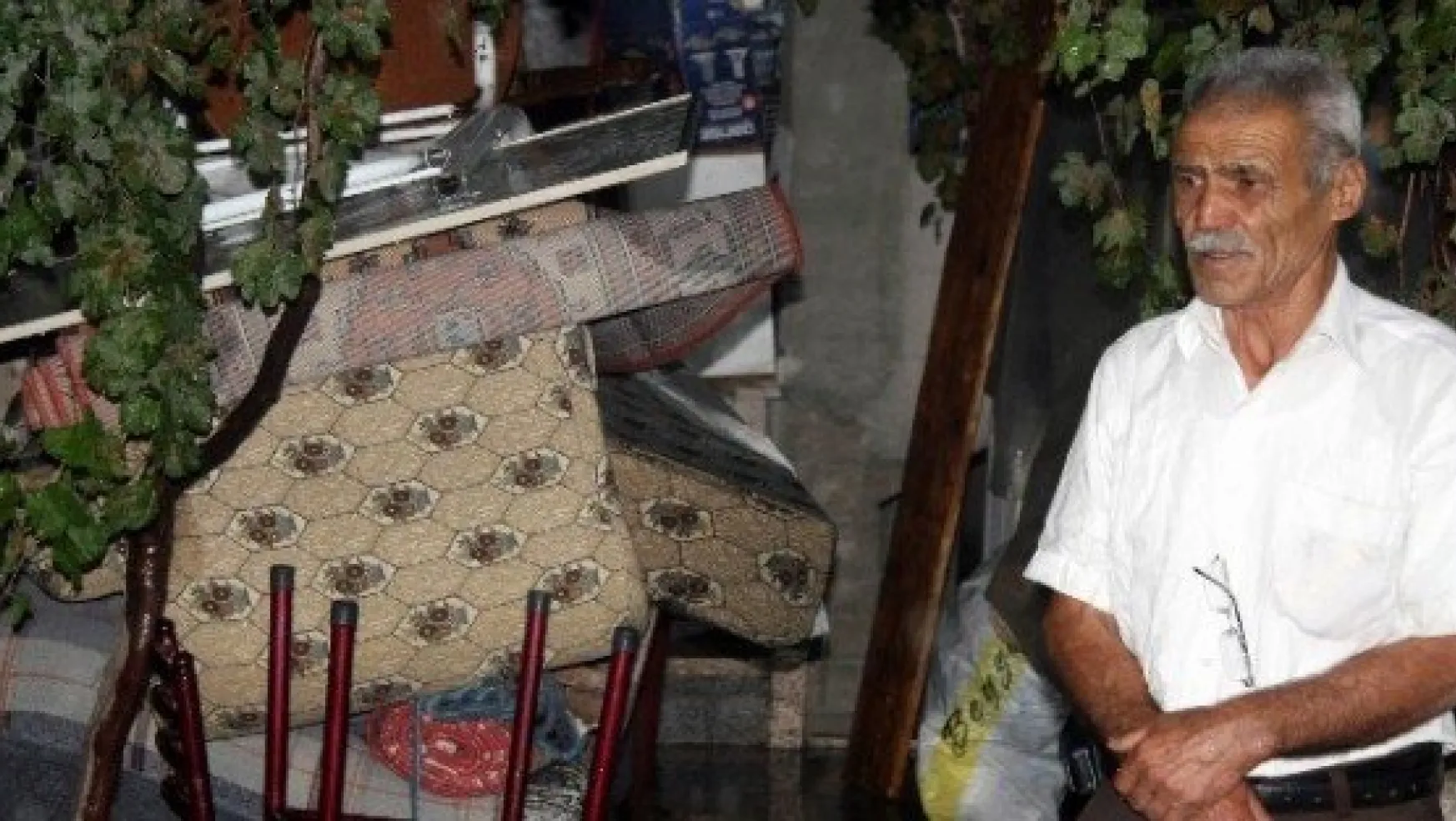 Kayseri'de 70 Yaşındaki Adam Eşyaları İle Birlikte Sokakta Kaldı