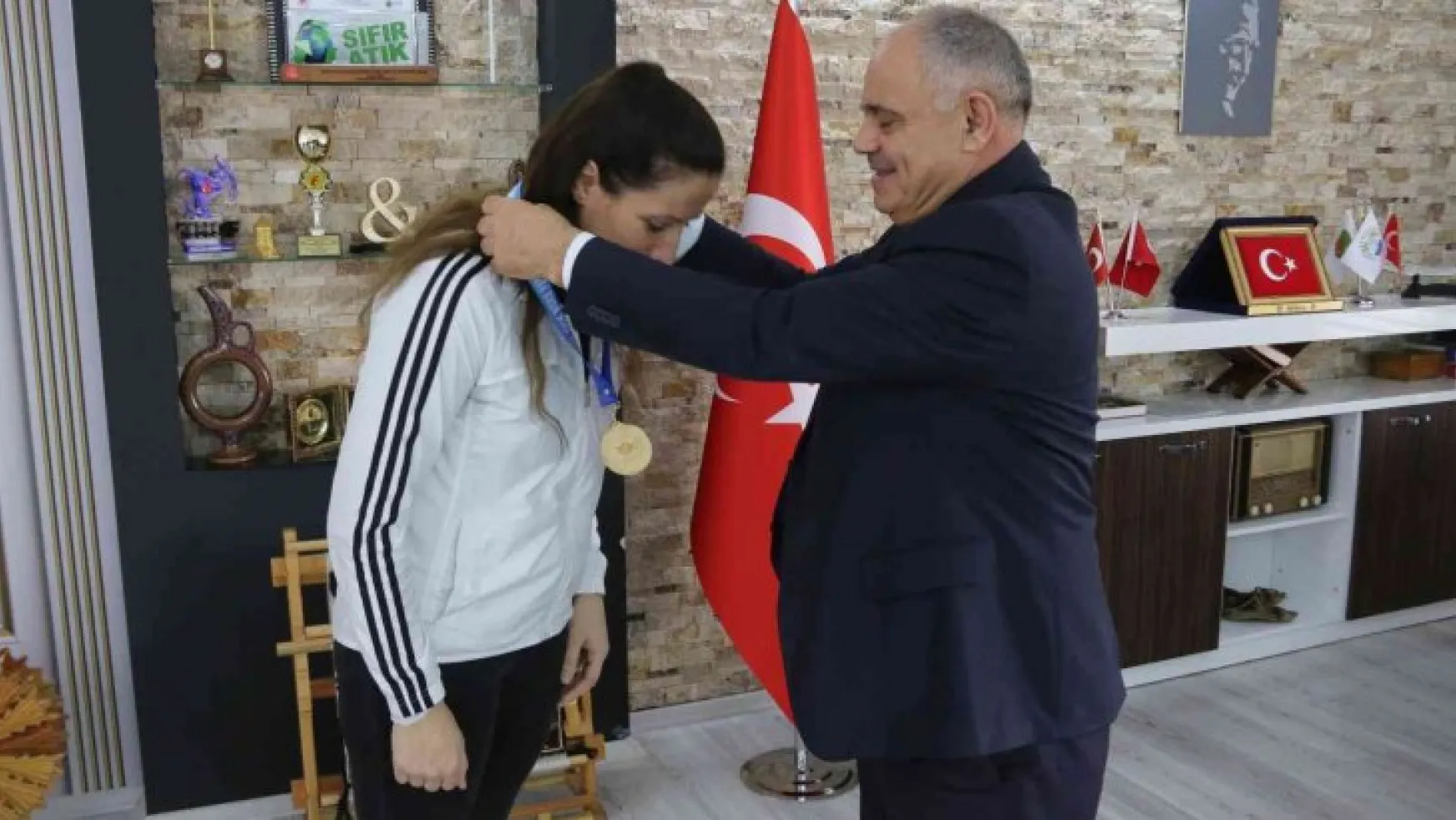 Kick Boks Türkiye Şampiyonu'ndan Başkan Öztürk'e ziyaret
