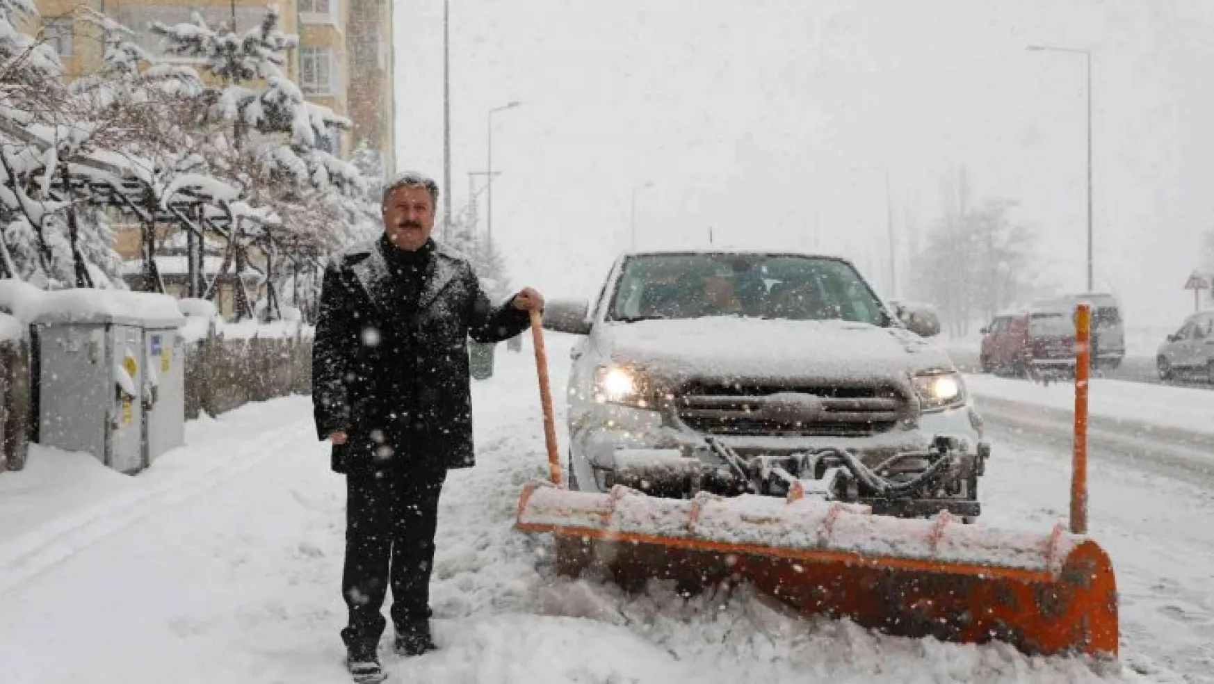 Melikgazi'de karla mücadele ekipleri çalışmalarına aralıksız devam ediyor