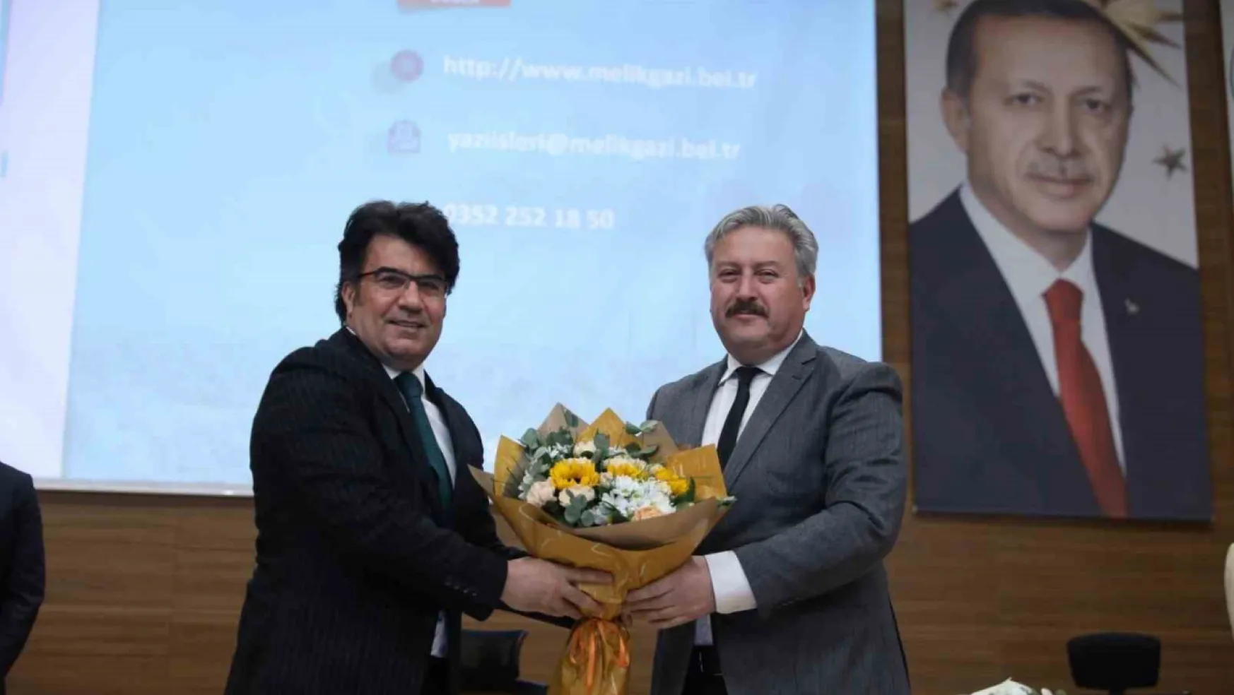 Melikgazi'nin uyum içince çalışan meclis üyeleri Başkan Palancıoğlu'nu tebrik etti