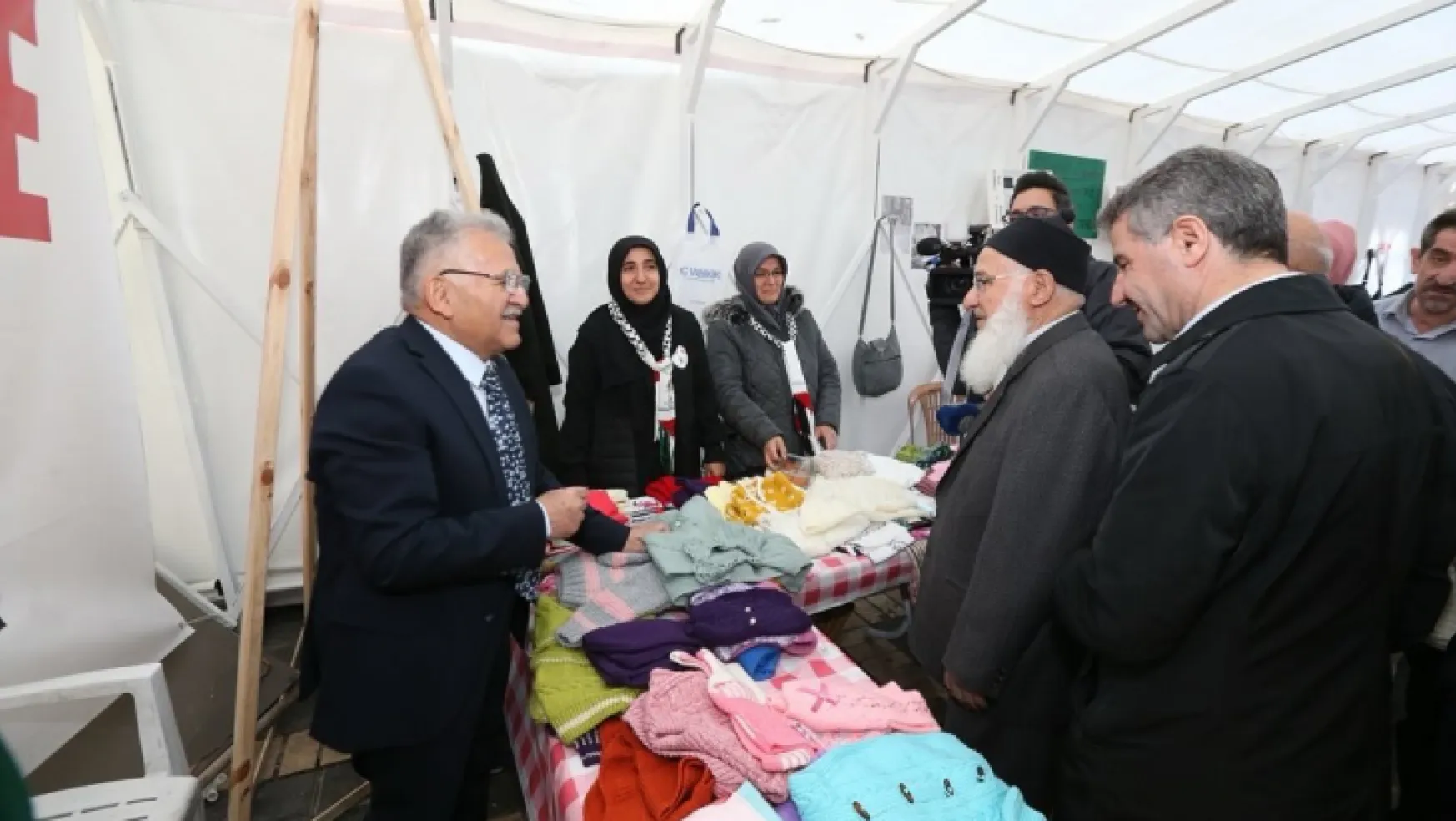 Memduh Başkan Filistin Hayır Çarşısı'ndan alışveriş yaptı