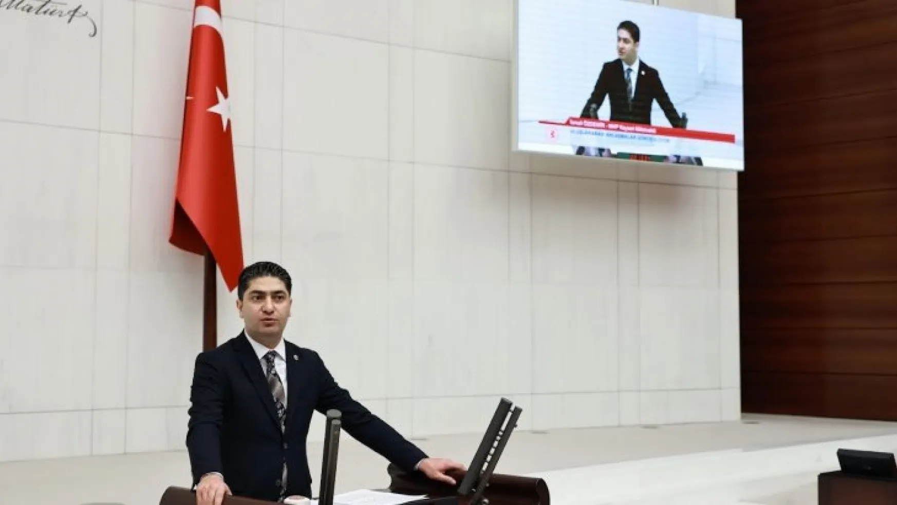 MHP'li Özdemir: 'Para ve silaha karşı galip gelebilecek olan, insanlığın bizatihi kendisidir'
