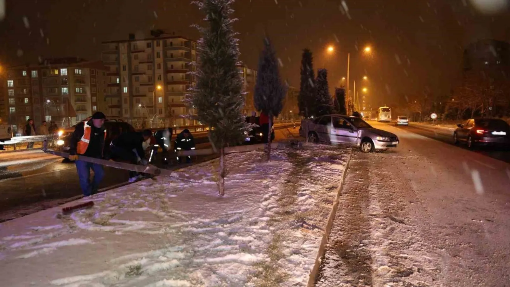 Nevşehir'de buzlanma kazaya sebep oldu, 3 araç hasar gördü
