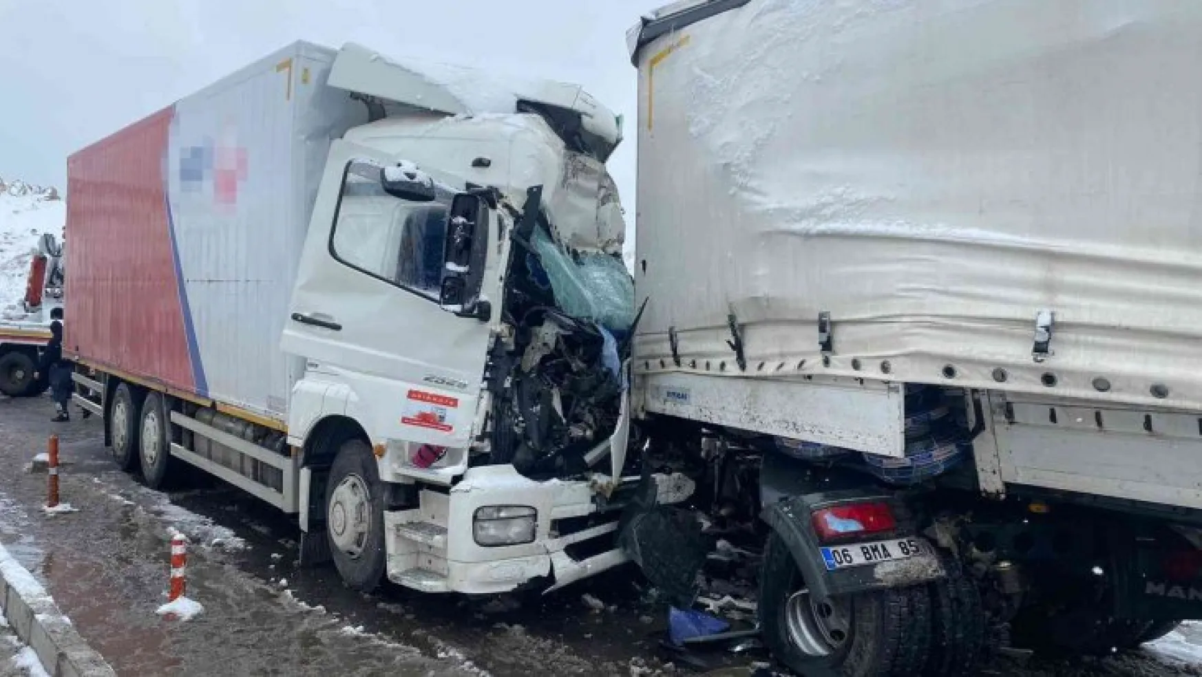 Nevşehir'de kamyon tırla çarpıştı: 1 ölü