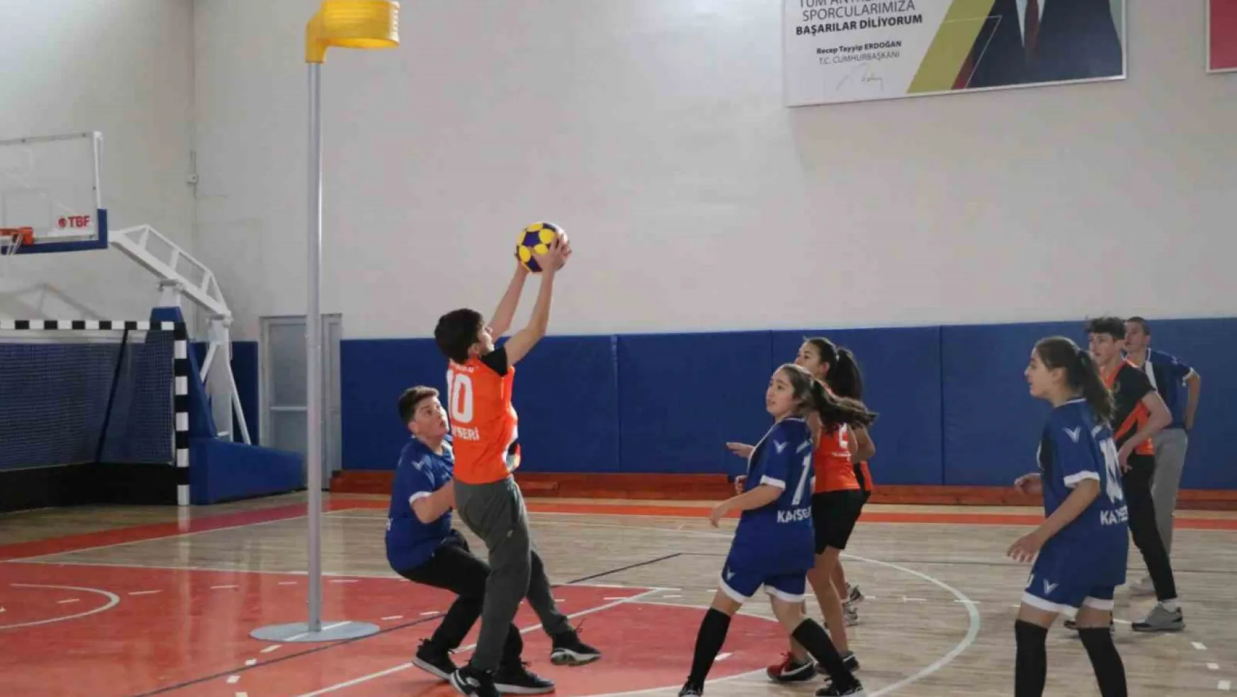 Ömer Halisdemir Spor Salonu'nda ilk maç oynandı