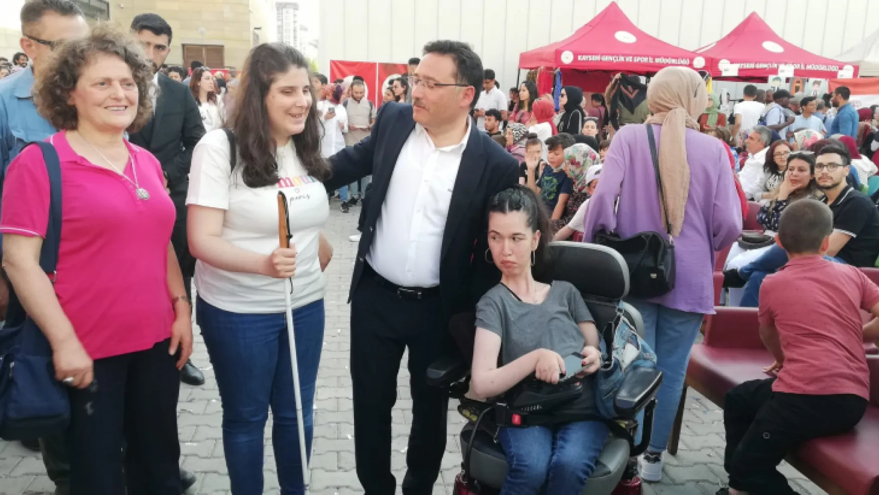 Pasaport çıkartamayan engelli Erasmus öğrencisine Vali Çiçek'ten yardım sözü