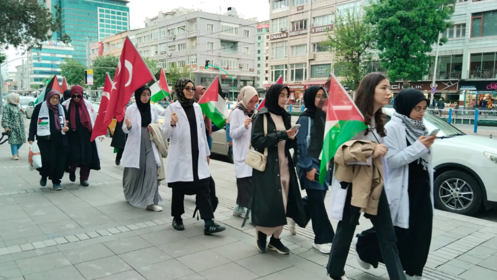 Sağlıkçıların Gazze için istikrarlı yürüyüşü devam ediyor
