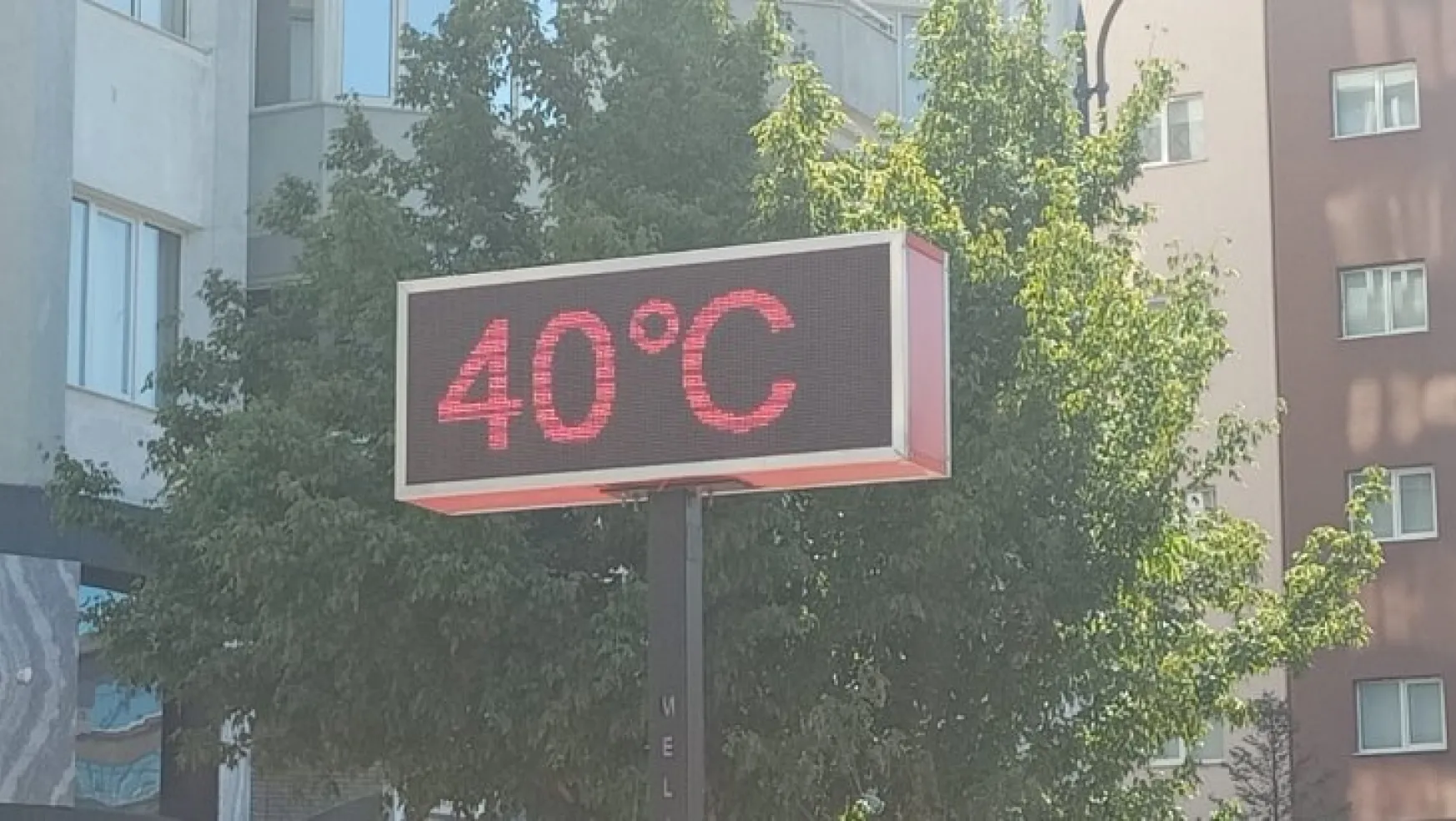 Şehir merkezinde termometreler 40 dereceyi gösterdi