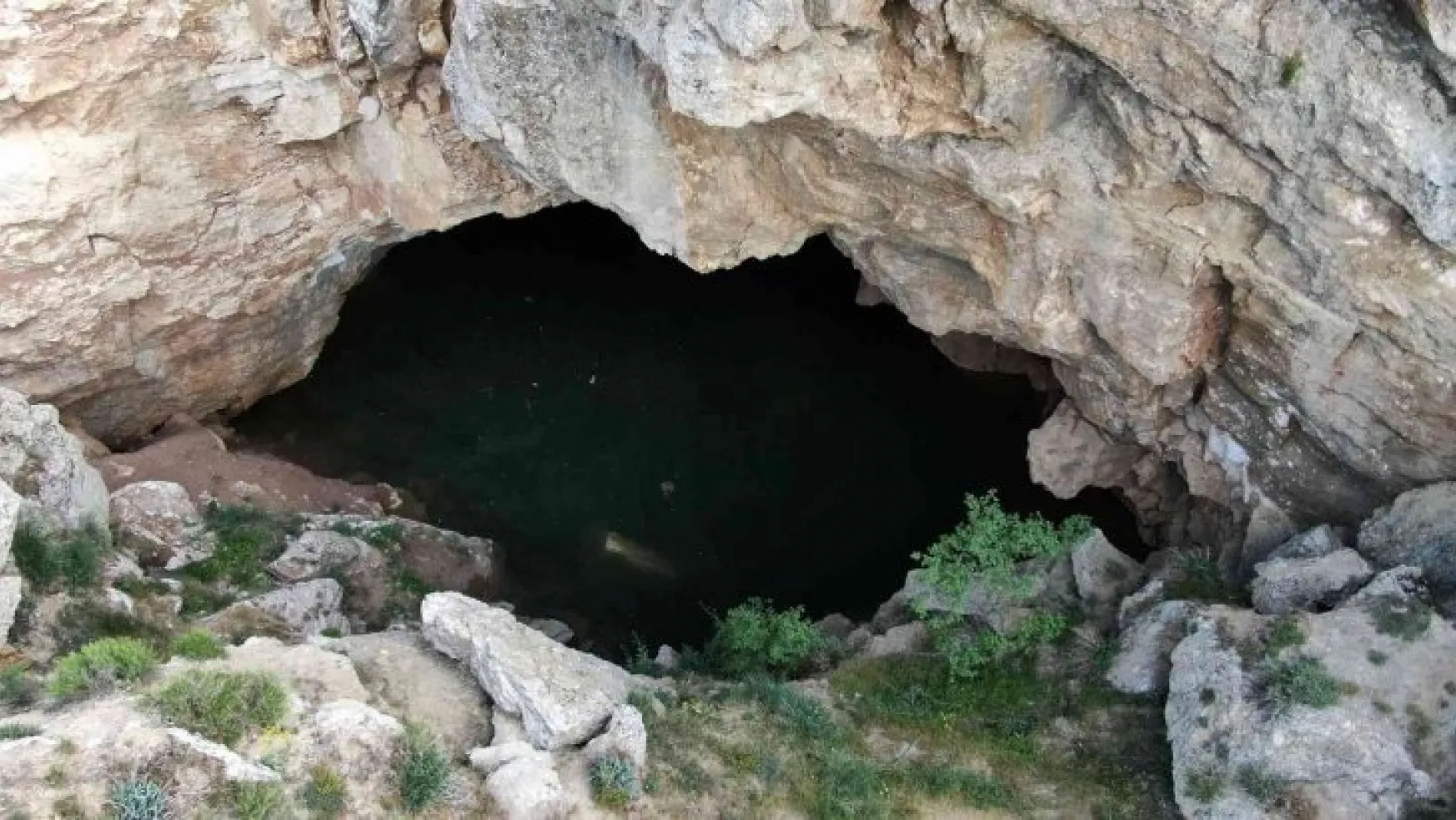 Sivas'ta gizemli mağara yağışların etkisiyle su doldu