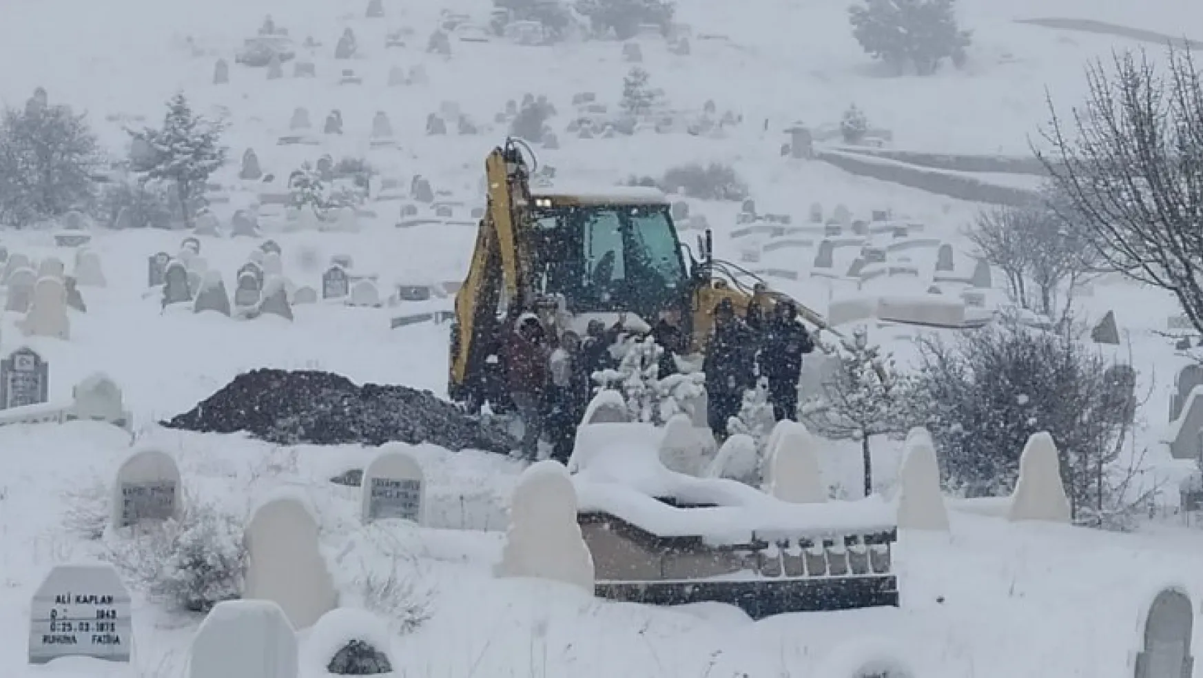 Sivas'ta kar fırtınası, cenazelerini böyle defnettiler