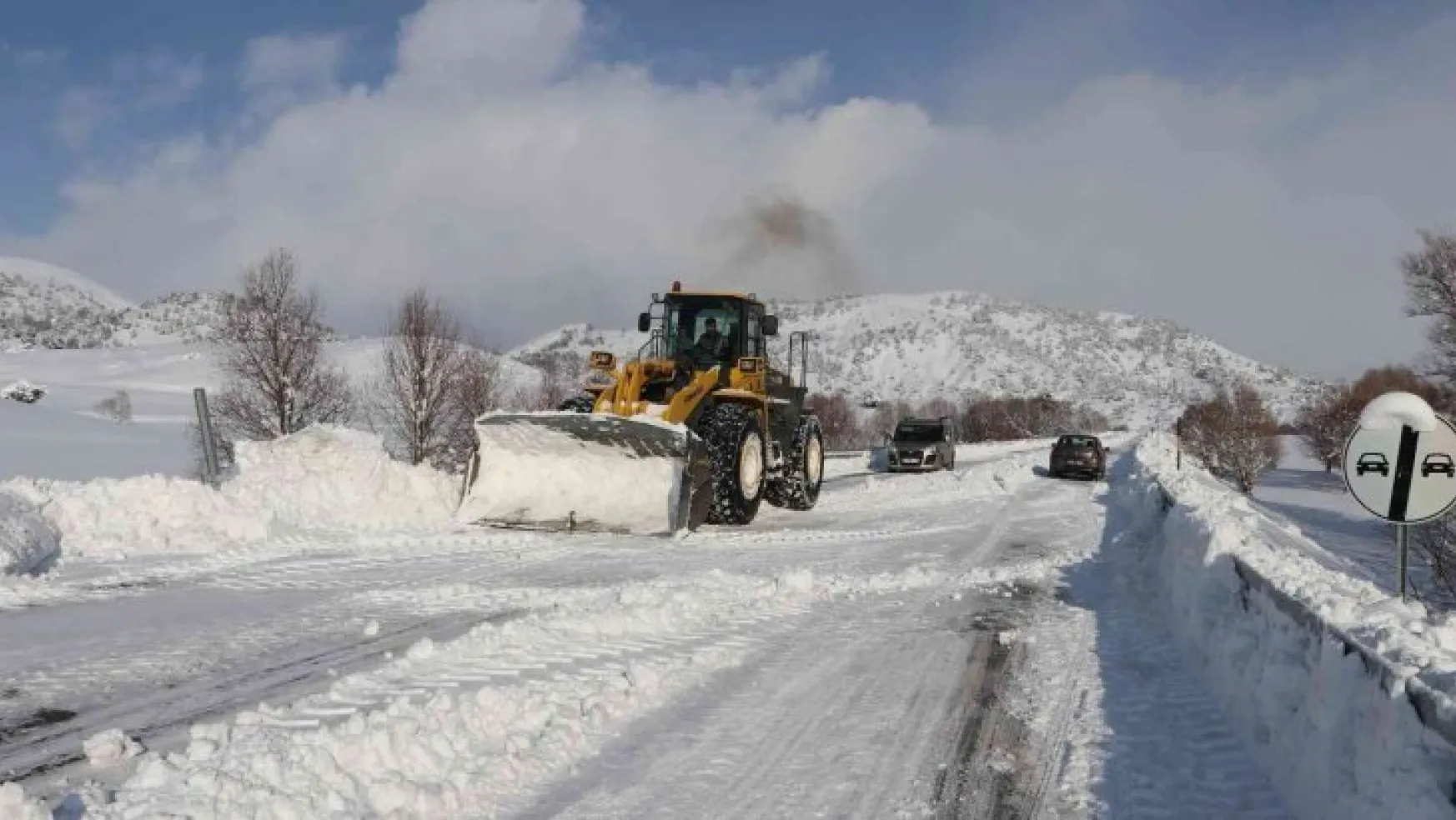 Sivas'ta karla mücadele, bin 7 yol ulaşıma açıldı