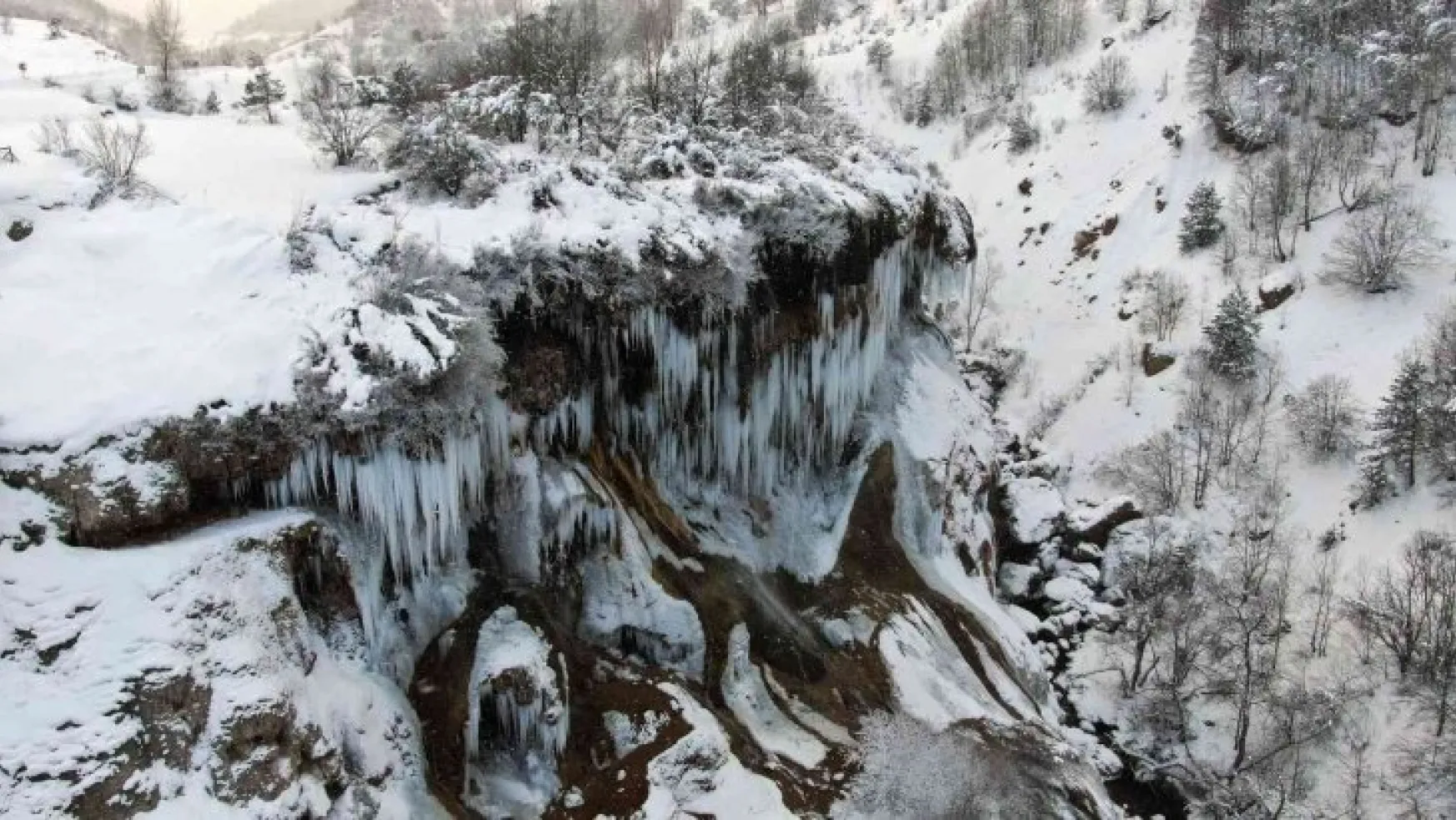 Sivas'ta Sibirya soğukları şelaleyi dondurdu