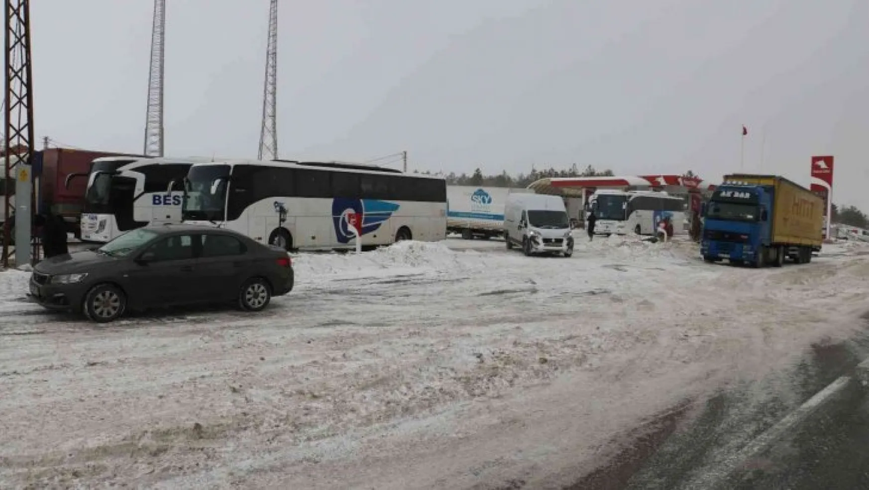 Sivas'ta yollar ulaşıma kapatıldı