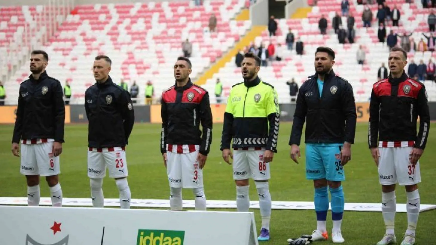 Sivassporlu futbolcular, sahaya polis üniforması ile çıktı