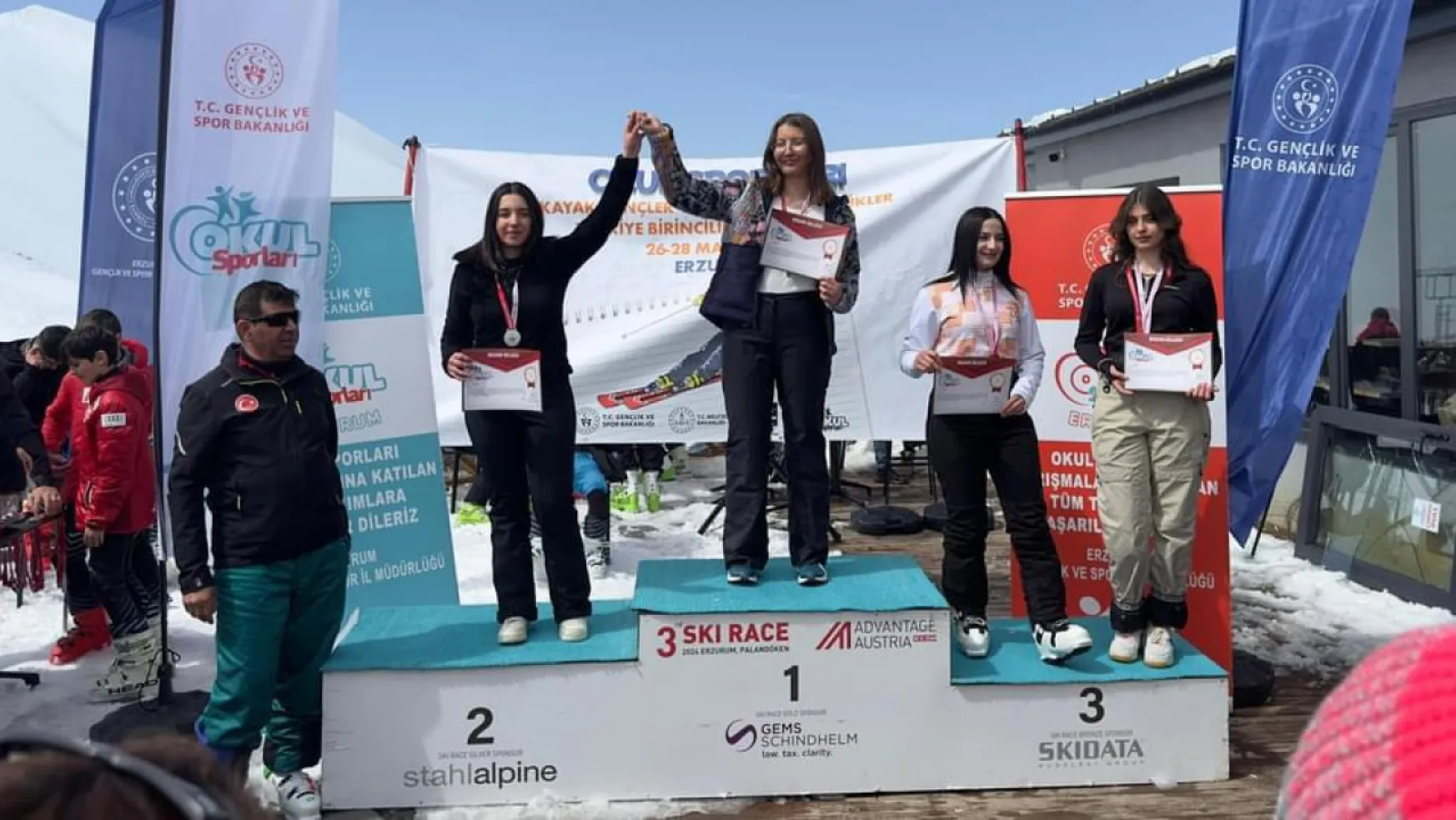 Snowboard Okul Sporları Türkiye Şampiyonasında mücadele eden Kayseri takımı 27 madalya kazandı.