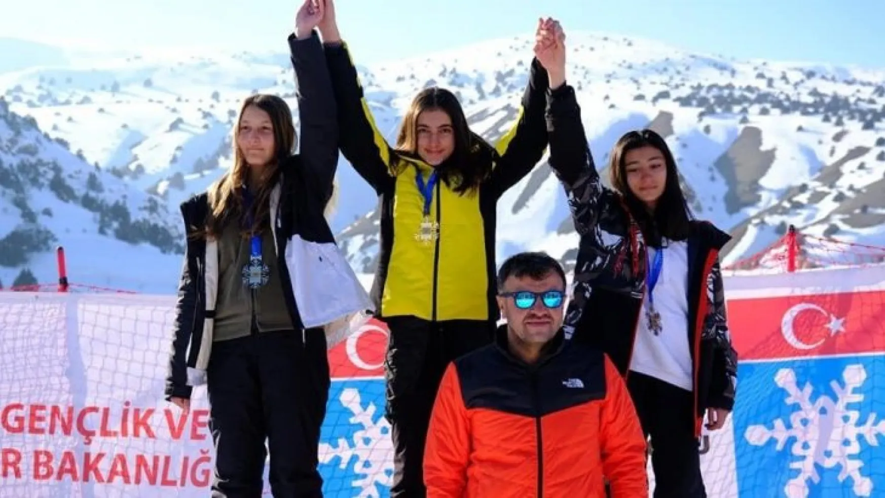 Snowboard yarışlarında Kayseri rüzgarı esti